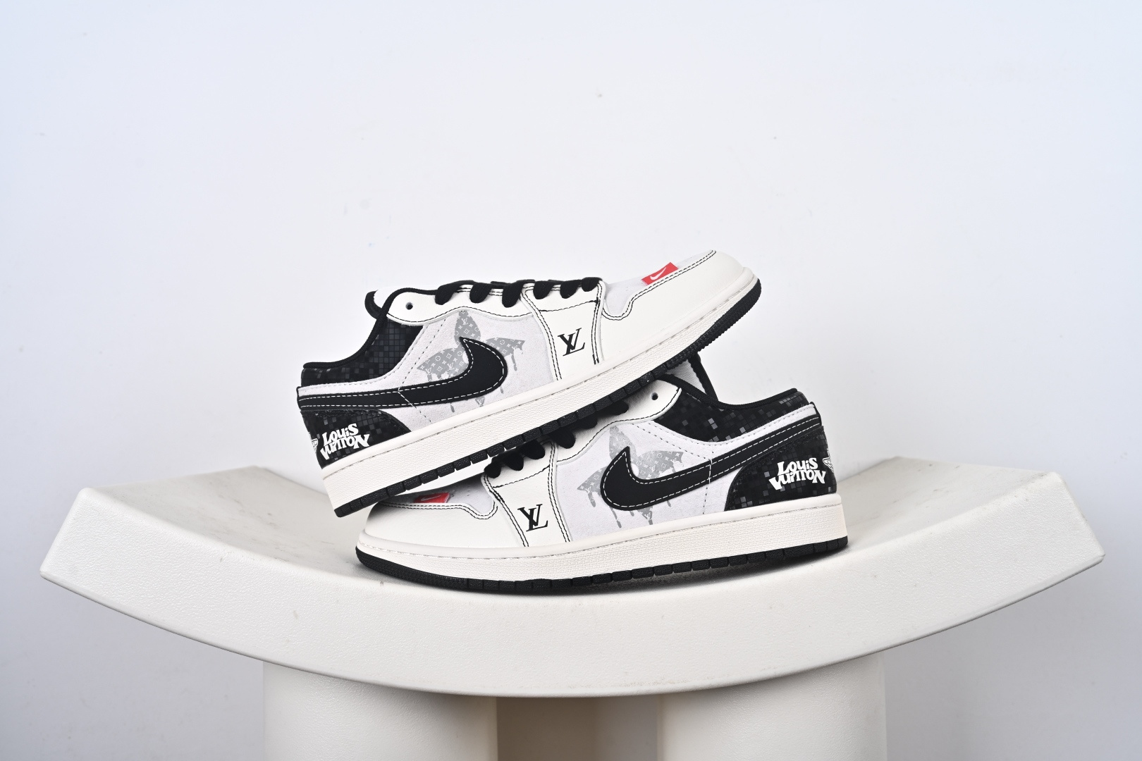 优势放店 高奢潮鞋天花板AIR JORDAN 1,LV联名限定款太绝了!黑白撞色搭配LV老花元素,鞋头红标+侧部LV标识,黑勾搭配泼墨图案细节拉满.经典AJ1低帮版型,皮质面料质感高级,黑白配色百搭不挑衣,不管是休闲风还是街头风都能完美适配,上脚自带贵气感. 货号:CW6688-105 J6-F3