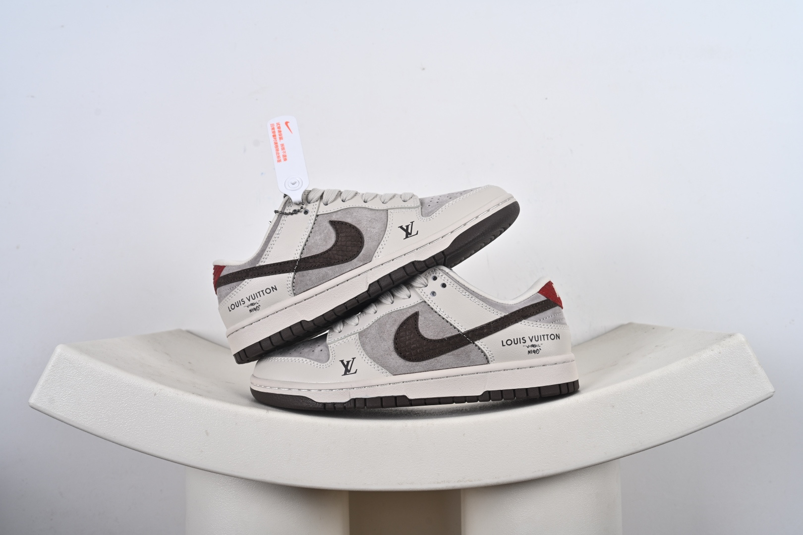 优势放店 米灰LV联名 质感拉满 SB DUNK LOW 米白荔枝纹鞋面搭配灰色翻毛拼接,后跟红尾点缀吸睛度拉满,双勾设计+金属挂饰复刻潮牌联名精髓,鞋侧LV标识与VIRGIL N190字样彰显街头格调,低帮版型不挑腿型,日常穿搭轻松适配,不管是工装裤还是牛仔裤都能搭出随性高级感,上脚软弹脚感适配日常通勤与街头出街. 货号:XX3168-123 J6-F3