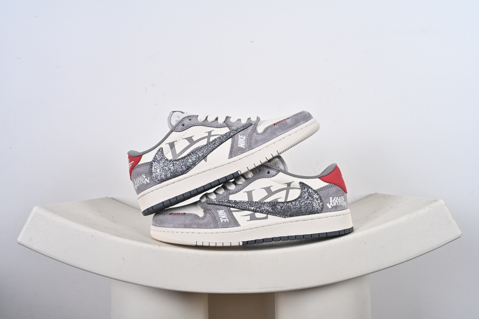 优势放店 灰白倒钩LV联名 潮人必备 AIR JORDAN 1 灰白翻毛皮革打造复古质感,爆裂纹倒钩搭配鞋侧LV元素,后跟红尾撞色亮眼吸睛,鞋头红线细节拉满辨识度,低帮版型利落不拖沓,上脚自带街头氛围感,不管是搭配运动裤还是直筒裤都能轻松拿捏潮流感,脚感舒适不闷脚,日常出街、约会都能成为穿搭亮点. 货号:CW6688-118 J6-F3