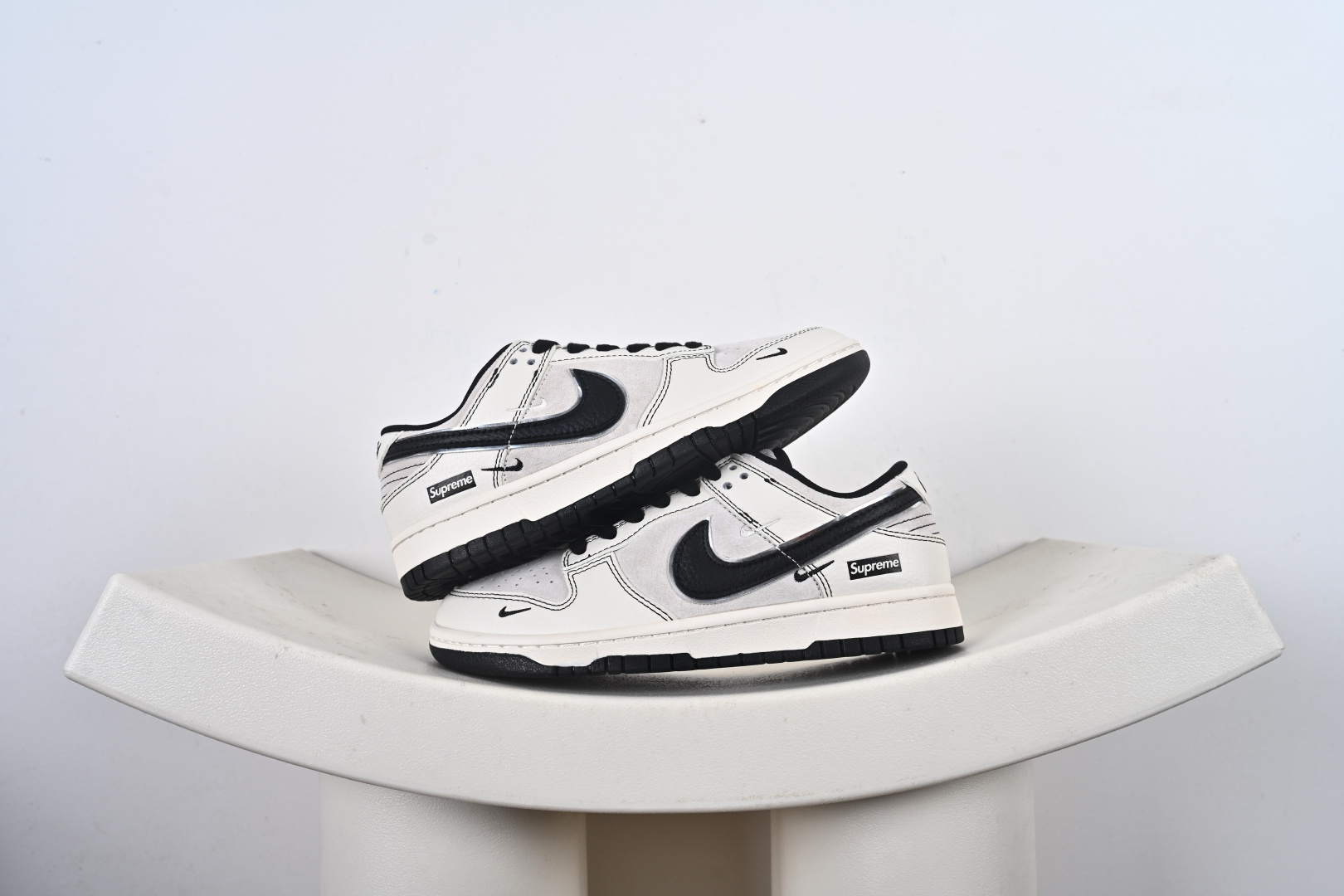 优势放店 复古奶咖 街头神鞋 NIKE SB DUNK LOW 以米白麂皮拼接荔枝纹皮革打造复古质感,黑边走线勾勒层次,多勾设计搭配Supreme标识,低调又自带街头辨识度.低帮鞋型利落百搭,厚底脚感舒适,无论是日常通勤还是搭配潮装都能轻松驾驭,轻松拿捏复古潮流氛围. 货号:XX3168-302 F6-F3