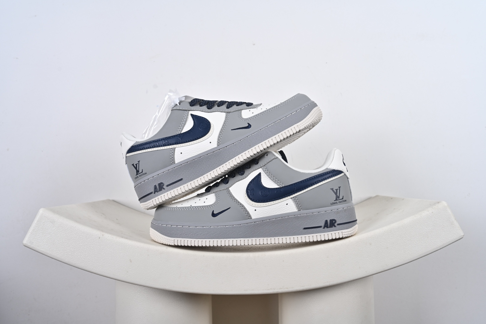 优势放店 高级灰调 质感拉满 AIR FORCE 1 采用灰白撞色搭配藏蓝压纹Swoosh,LV标识低调彰显质感,荔枝纹皮革鞋面细腻耐穿,低帮版型利落不臃肿.黑白编织鞋带搭配同色系缝线,鞋侧双勾设计层次丰富,厚底缓震脚感舒适,通勤、出街都能轻松hold住,百搭又自带高级氛围感. 货号:LF6688-002 J6-F1