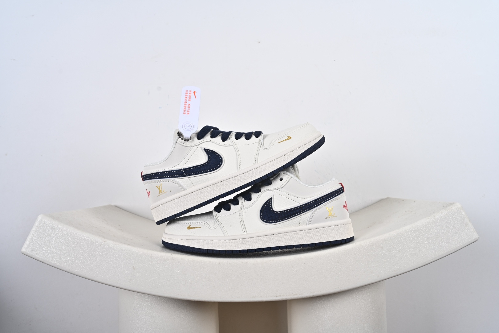 优势放店 蓝金质感 低调显贵 NIKE AIR JORDAN 1,低帮版型轻盈无压.米白荔枝纹鞋身搭配藏蓝鳄鱼纹双勾,鞋头小金勾与后跟LV标识暗藏细节,深蓝鞋带与外底呼应配色,复古又高级,上脚舒适不闷脚,轻松适配休闲、通勤等多种场合,是日常穿搭的百搭利器. 货号:XX3168-171 J6-F3