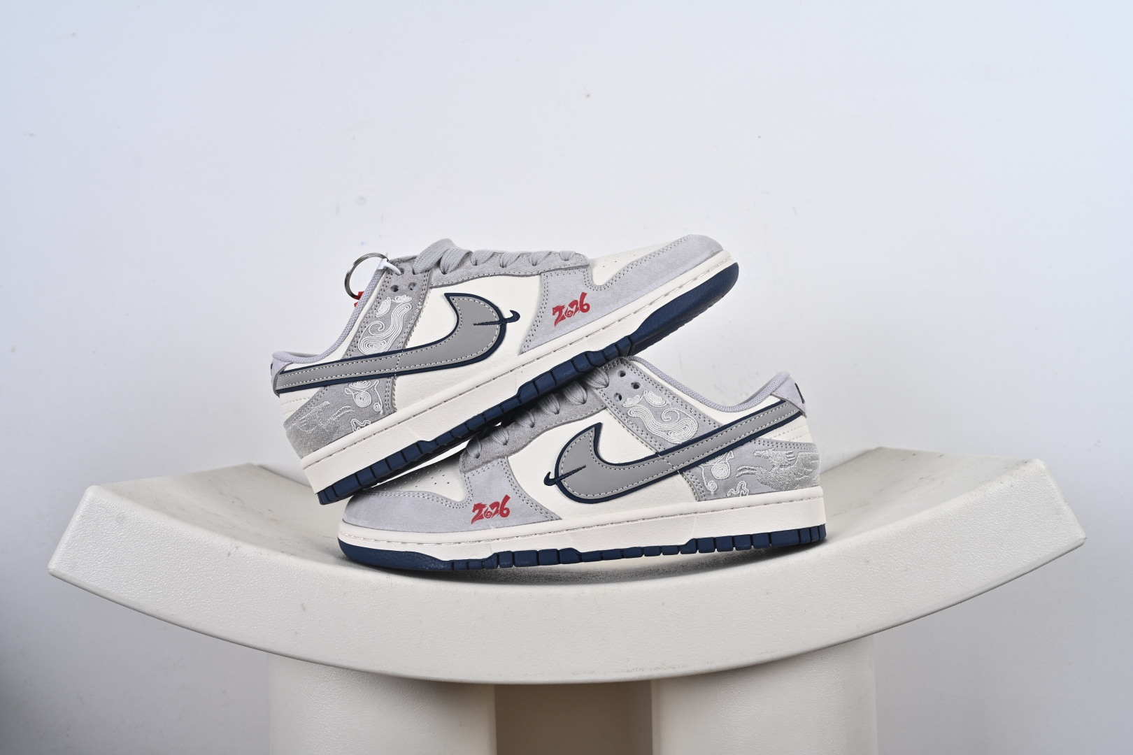 支持放店 ️ ️ ️ Nike SB Dunk Low /AIR JORDAN1 ow 复古低帮休闲运动滑板板鞋采用脚感柔软舒适ZoomAir气垫有效吸收滑板等极限运动在落地时带来的冲击力 为街头运动者们提供更好的保护 货号:MY9969 Q5-8