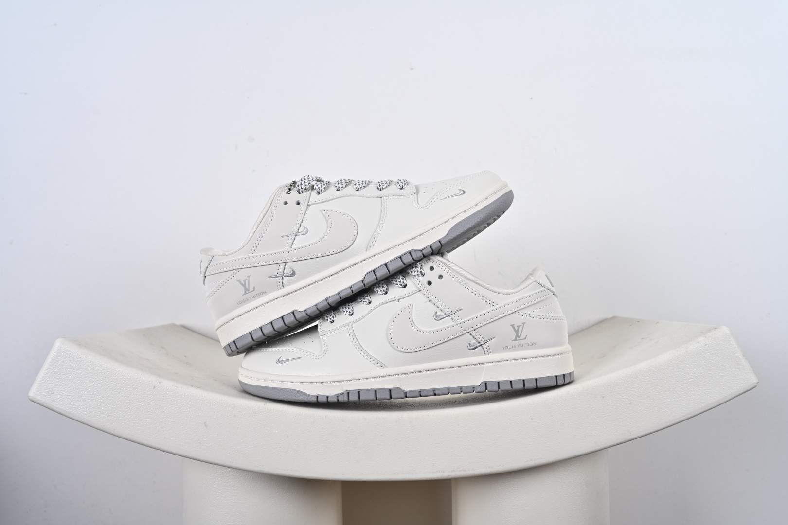 优势放店 米白LV联名 质感拉满 NIKE SB DUNK LOW 采用米白荔枝纹皮革打造鞋身,细腻柔软自带高级柔光质感,鞋身多枚银色迷你Swoosh与后跟LV标识低调彰显联名身份,经典低帮版型适配各种裤型,上脚轻盈无负担,日常穿搭轻松穿出潮流氛围感. 货号:XX3168-180 J6-F3