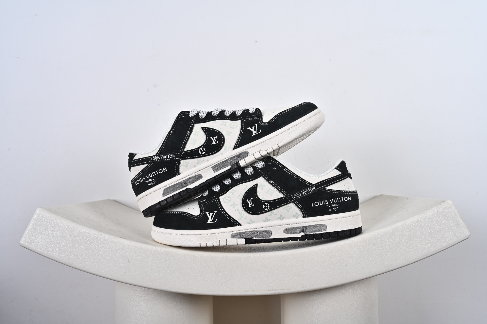 优势放店 Louis Vuitton x Nike Dunk Low 黑涂鸦 此款主张打破传统的工业化流水线设计限制,以Made by ideas的超级创意为理念,集结众多潮流设计师,结合时下最ing潮流风尚,为潮流爱好者打造彰品自我的专属潮品.同时尊重每个年轻人对于潮流的理解与选择,主张“让每个年轻人塑造自己的潮流”. 货号: CX5050-Y03 J6-E7
