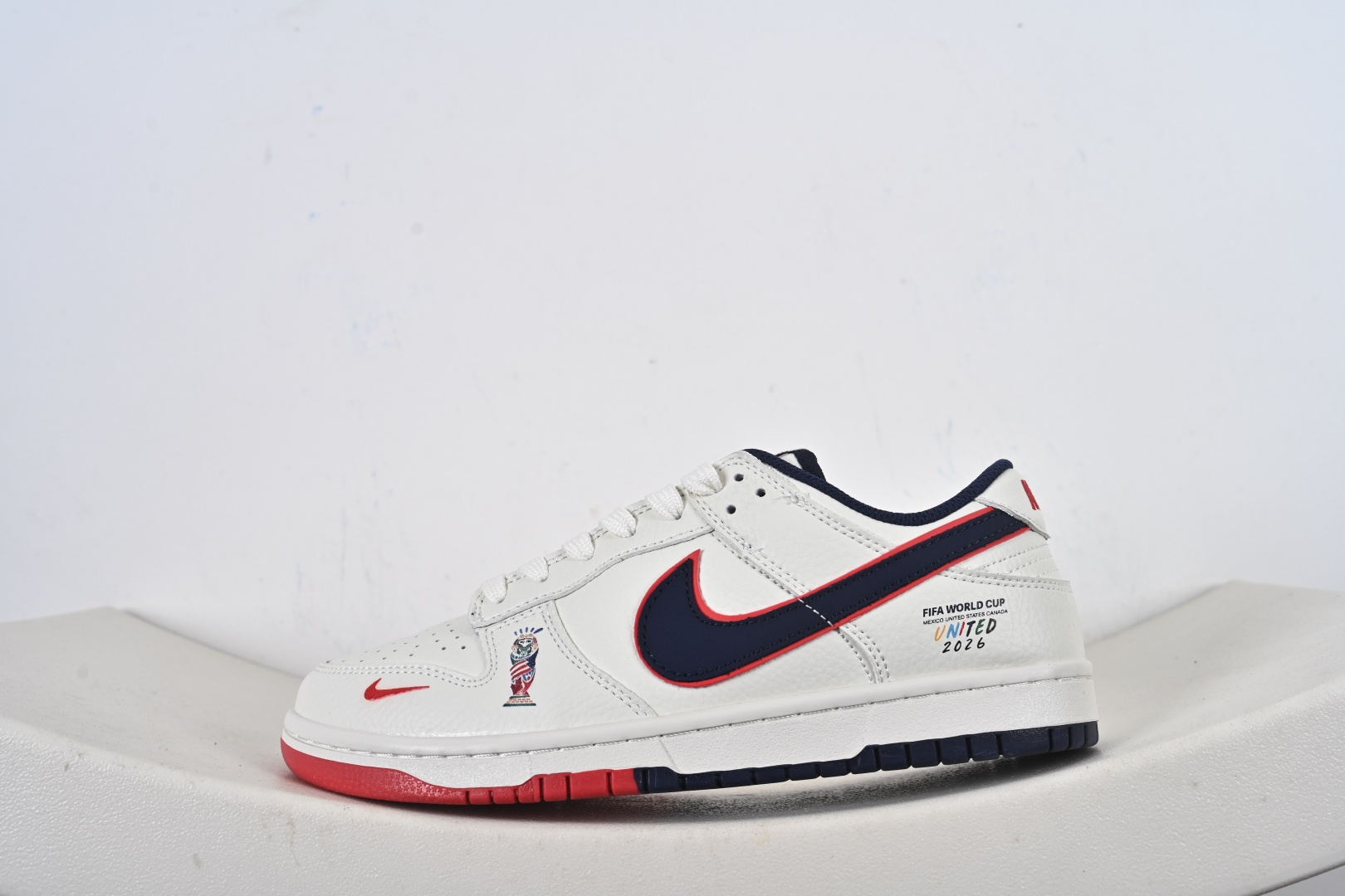 优势放店 Nike SB Dunk Low 美加墨世界杯 纯原大厂出品 极力推荐👏 原装头层材料 独家版型蒸餾加工 帶來的是更好的视觉和脚感体验 大厂纯原品质出货 清洁度 电绣工艺 皮料切割干净无任何毛边 细节完美 官方货号: NH0601 497 T1-F3