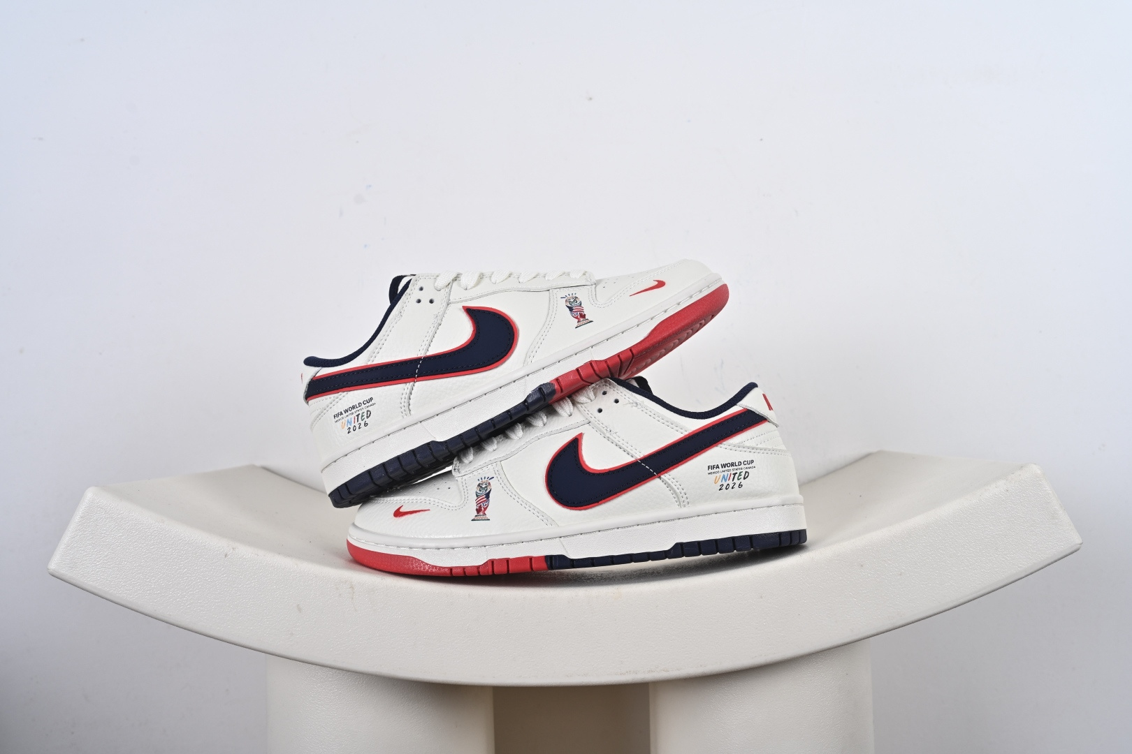 优势放店 Nike SB Dunk Low 美加墨世界杯 纯原大厂出品 极力推荐👏 原装头层材料 独家版型蒸餾加工 帶來的是更好的视觉和脚感体验 大厂纯原品质出货 清洁度 电绣工艺 皮料切割干净无任何毛边 细节完美 官方货号: NH0601 497 T1-F3