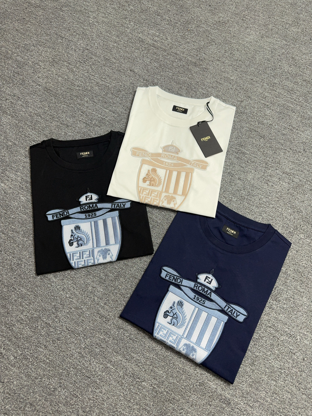 Fendi Club Shield Emblem Embroidered Short Sleeve T-Shirt - Spring/Summer '25 10 cmp i1742810117517 8092 0 8