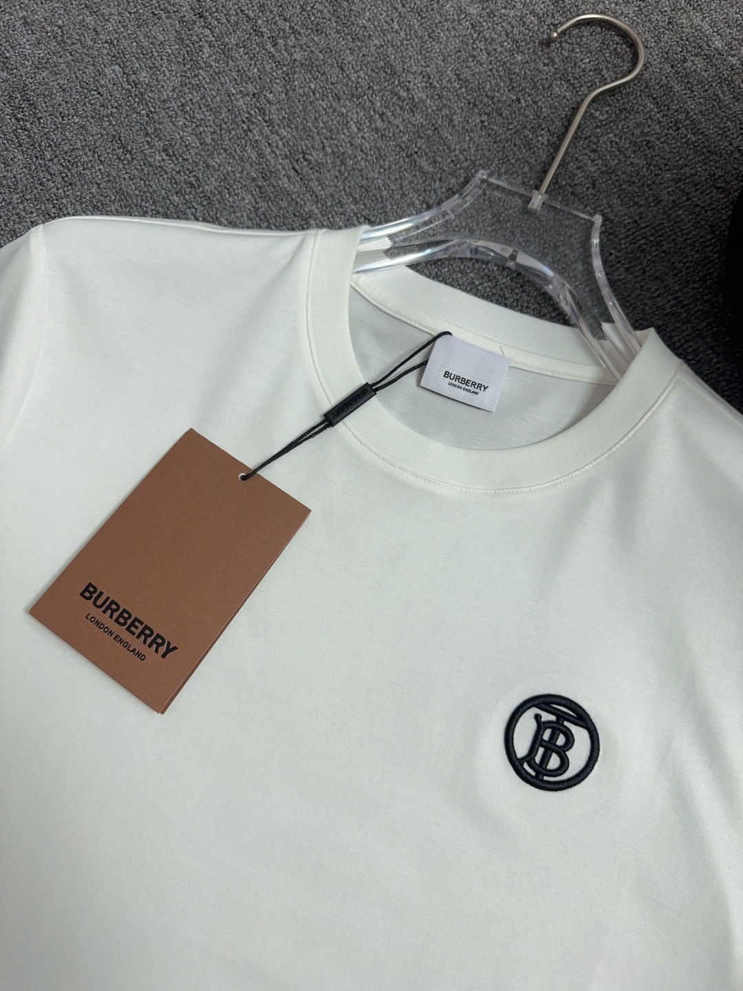 Burberry Crew Neck T-Shirt Short Sleeve Casual Tee for Men and Women 4 cmp i1744075191210 5129 0 3