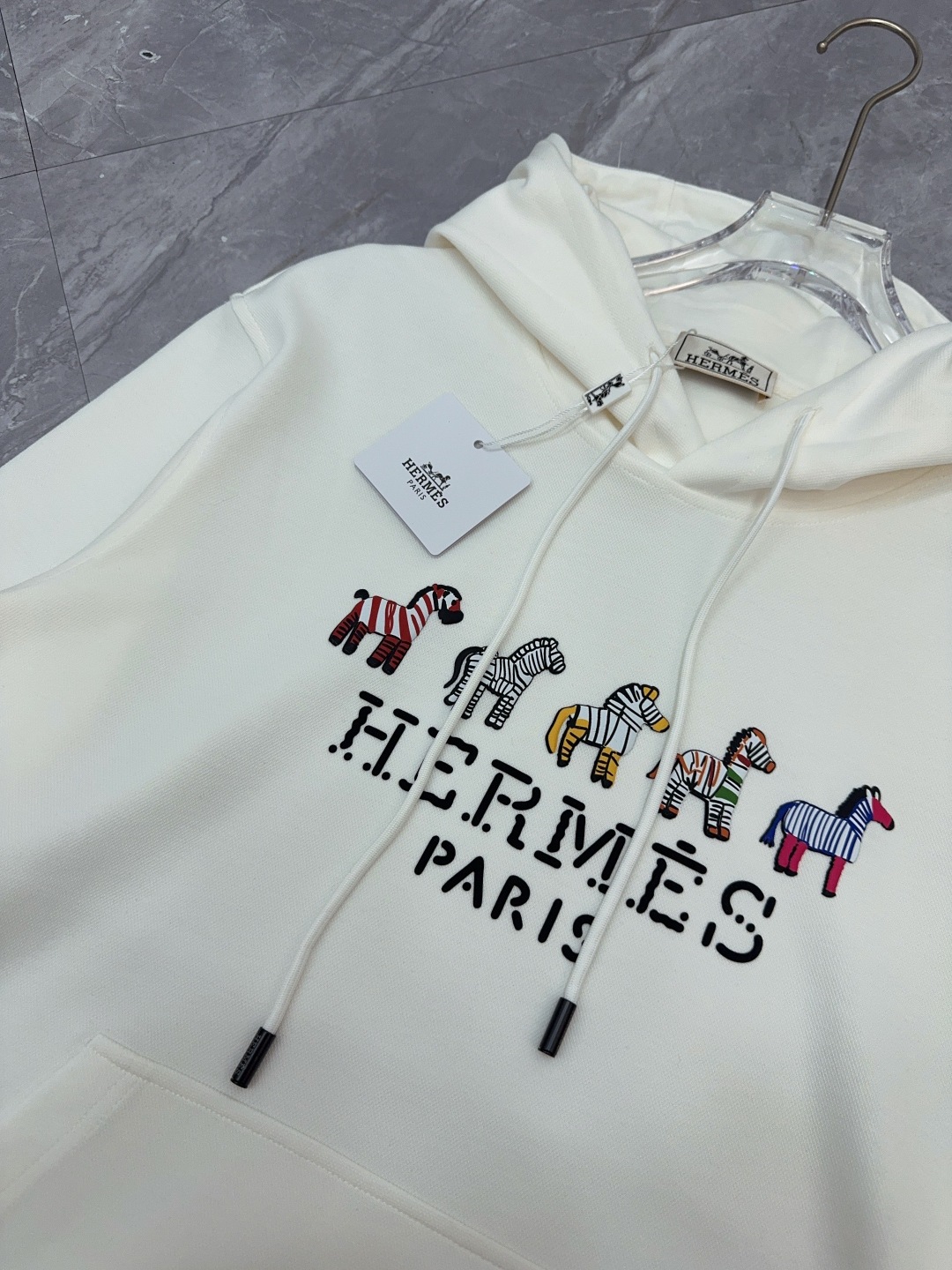 Hermès Paris Embroidered Horse Hoodie - Soft and Comfortable Pullover 4 cmp i1758420860659 231 0 2