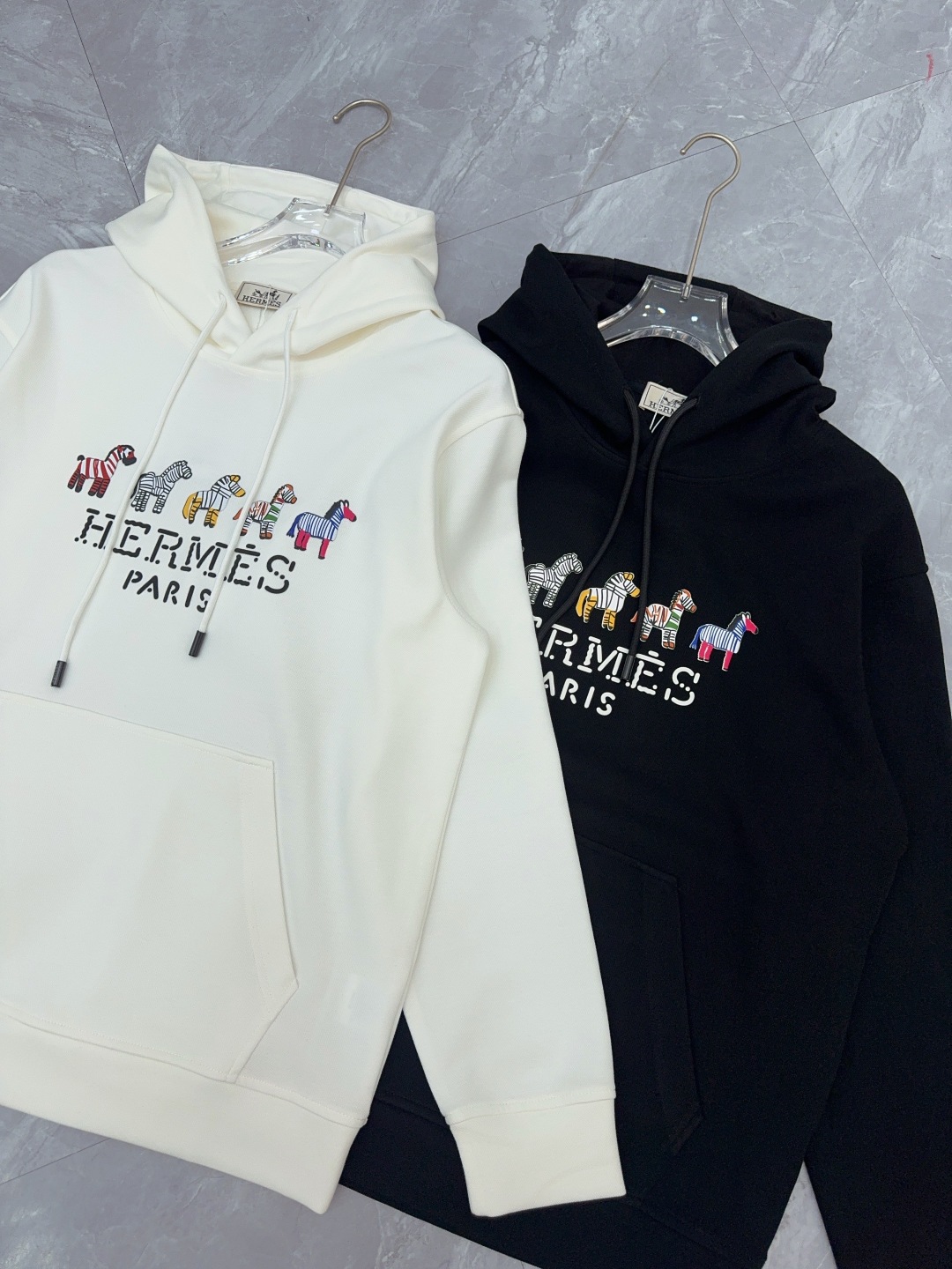 Hermès Paris Embroidered Horse Hoodie - Soft and Comfortable Pullover 2 cmp i1758420861740 7200 0 0