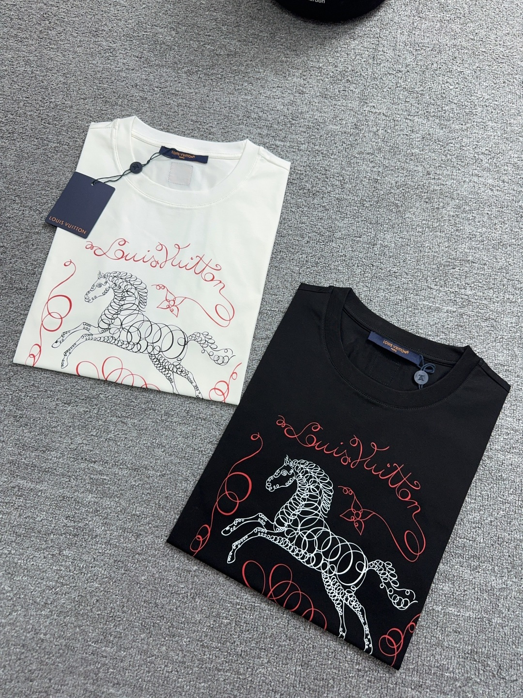 NO:733869,LOUIS VUITT*N. Louis*don SS26 new spring and summer short-sleeved T-shirt with horse print logo, limited to celebrate the Year of the Horse, with horse print on the front surrounded by handwritten Louis Vuitton logo, showing fun imagination and recognition. Made of high-count and high-density 80-count double-strand mercerized cotton, the upper body is comfortable and breathable, soft, delicate and micro-elastic, high-quality fabric; color black, white  Size S～XXXL (4XL, 5XL can be customized, pure cotton fabric can be customized),, louis vuitton, louis vuitton, T-shirt, tees, t-shirt,19860909LOUIS VUITT*N.路易*登 SS26春夏新品骏马印花标识短袖T恤,马年贺岁限定,正面饰骏马印花周围环绕手写体路易威登标识,彰显趣味想象又有辨识度,采用高支数高密度80支双股丝光棉,上身舒适透气、柔软细腻微弹、高品质面料； 颜色黑色、白色 尺码S～XXXL（可定制4XL、5XL,奕可定制纯棉面料）,,louis vuitton,louis vuitton,T-shirt,tees，t-shirt,,Men's clothing