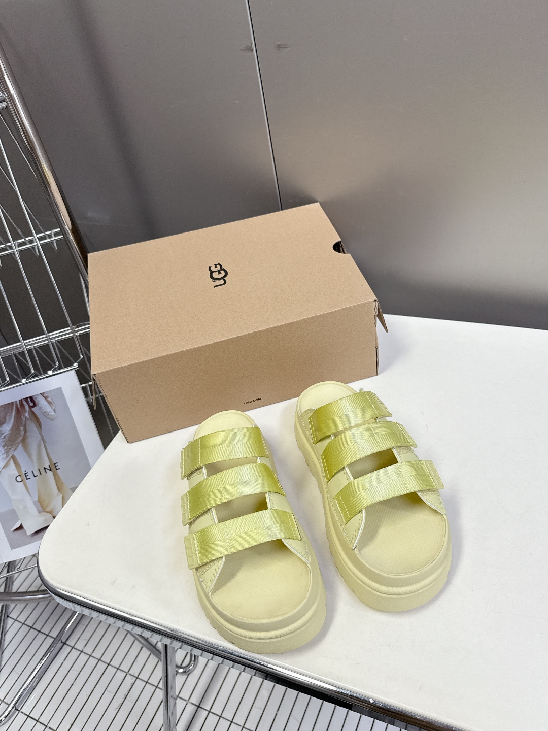  UGG春夏最新松糕厚底拖鞋
      一款不会撞衫的鞋子、简约的隔板设计鞋面 魔术贴带子 春夏必备款