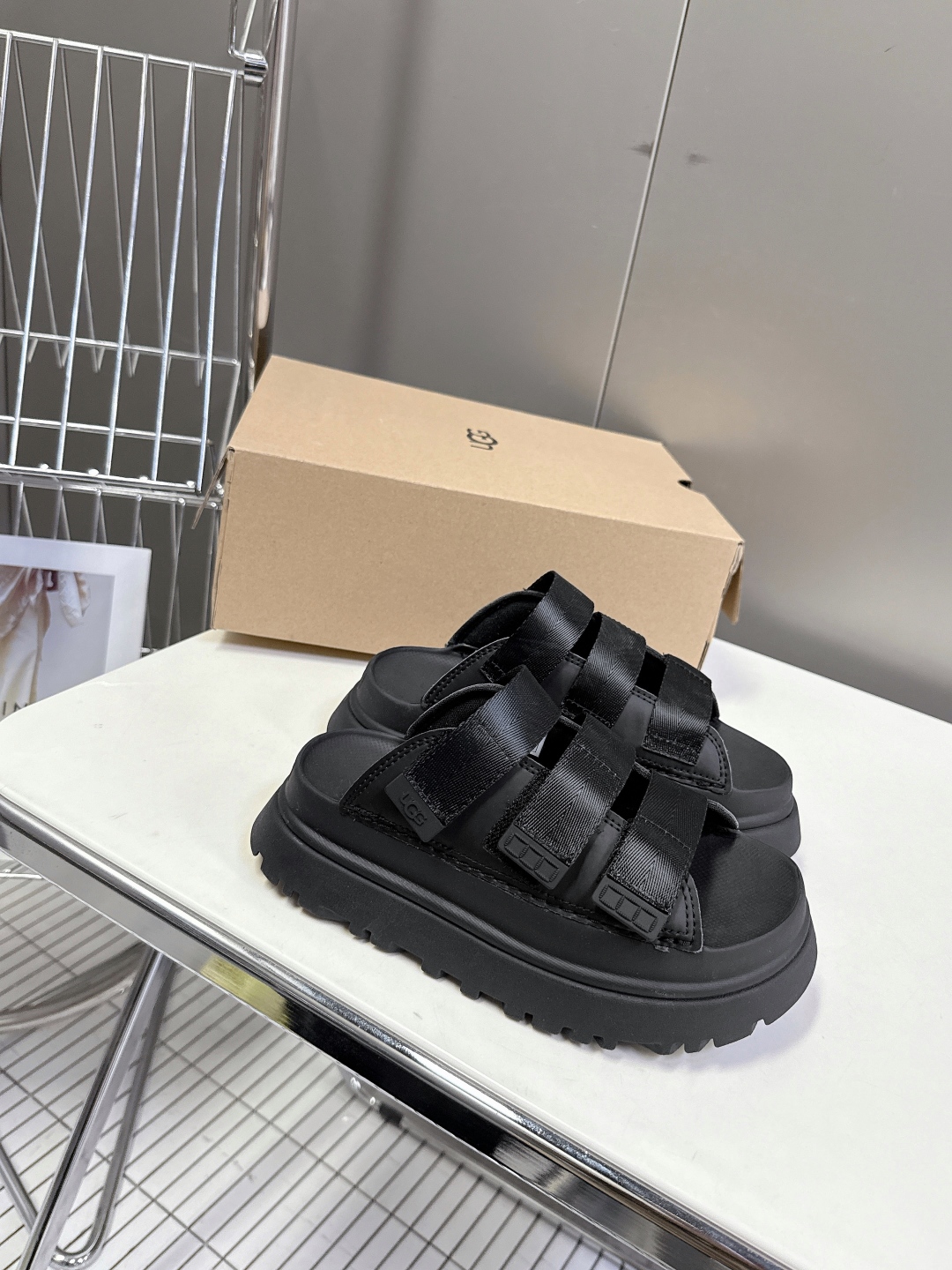  UGG春夏最新松糕厚底拖鞋
      一款不会撞衫的鞋子、简约的隔板设计鞋面 魔术贴带子 春夏必备款
