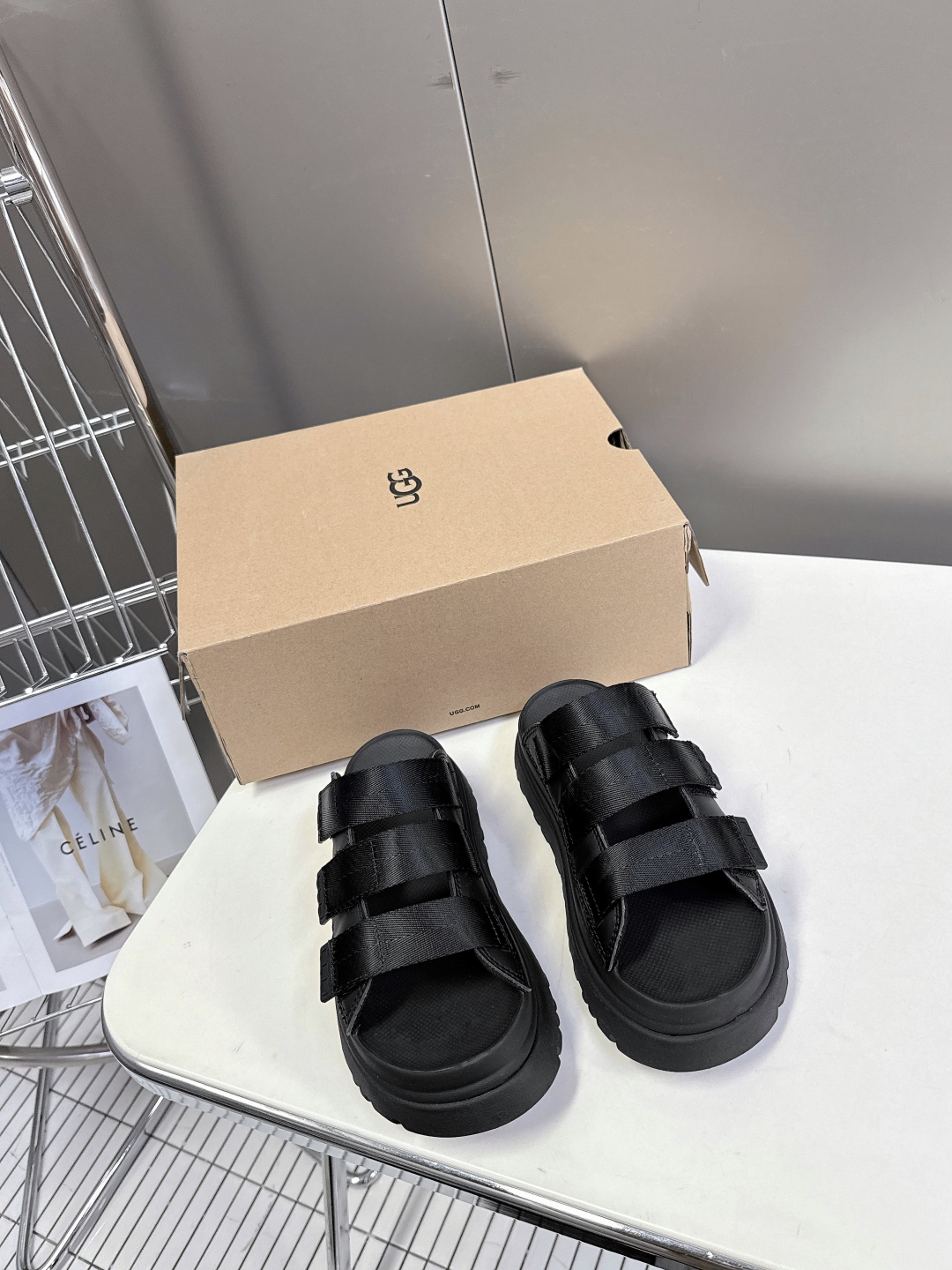  UGG春夏最新松糕厚底拖鞋
      一款不会撞衫的鞋子、简约的隔板设计鞋面 魔术贴带子 春夏必备款