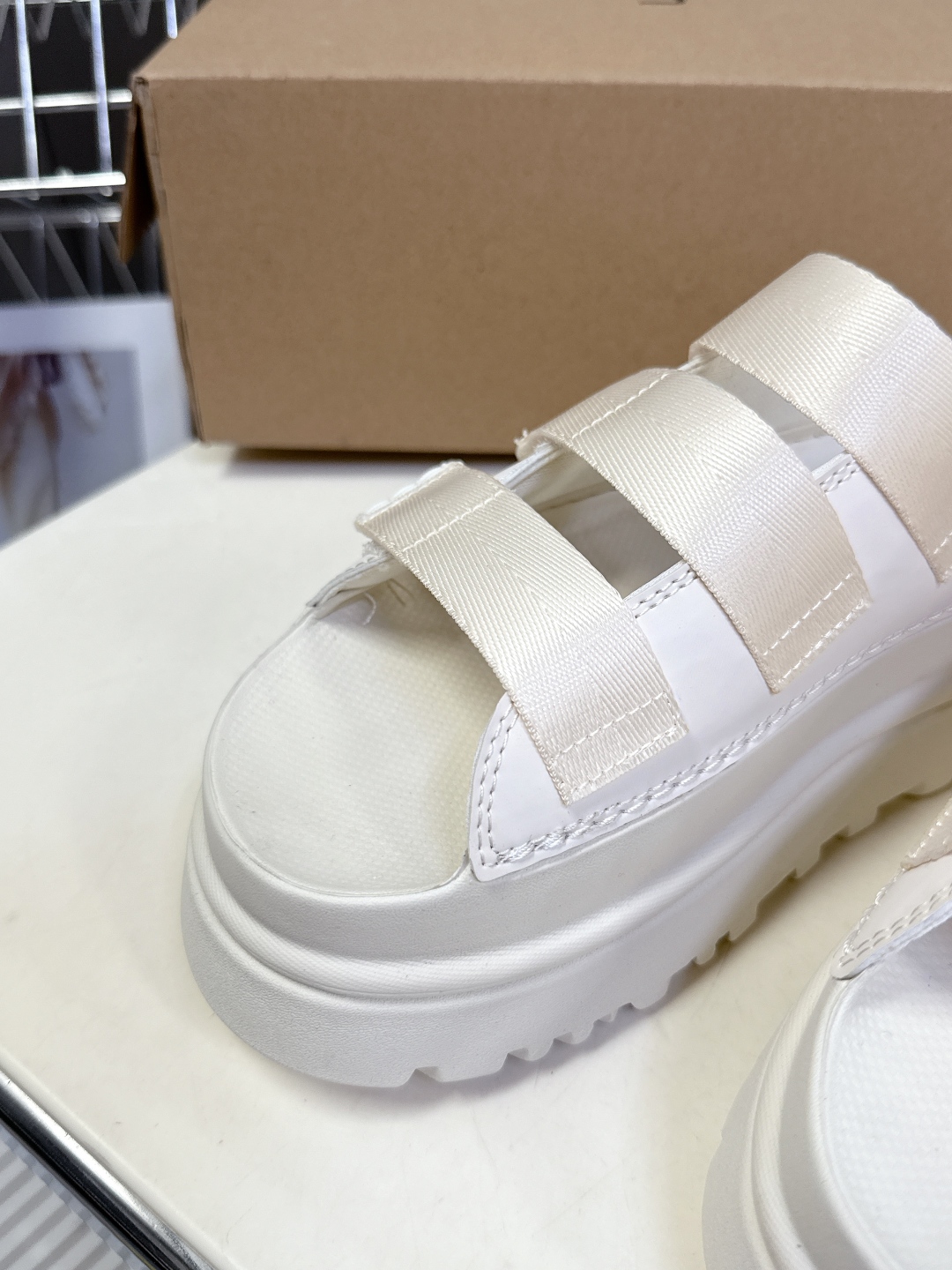  UGG春夏最新松糕厚底拖鞋
      一款不会撞衫的鞋子、简约的隔板设计鞋面 魔术贴带子 春夏必备款