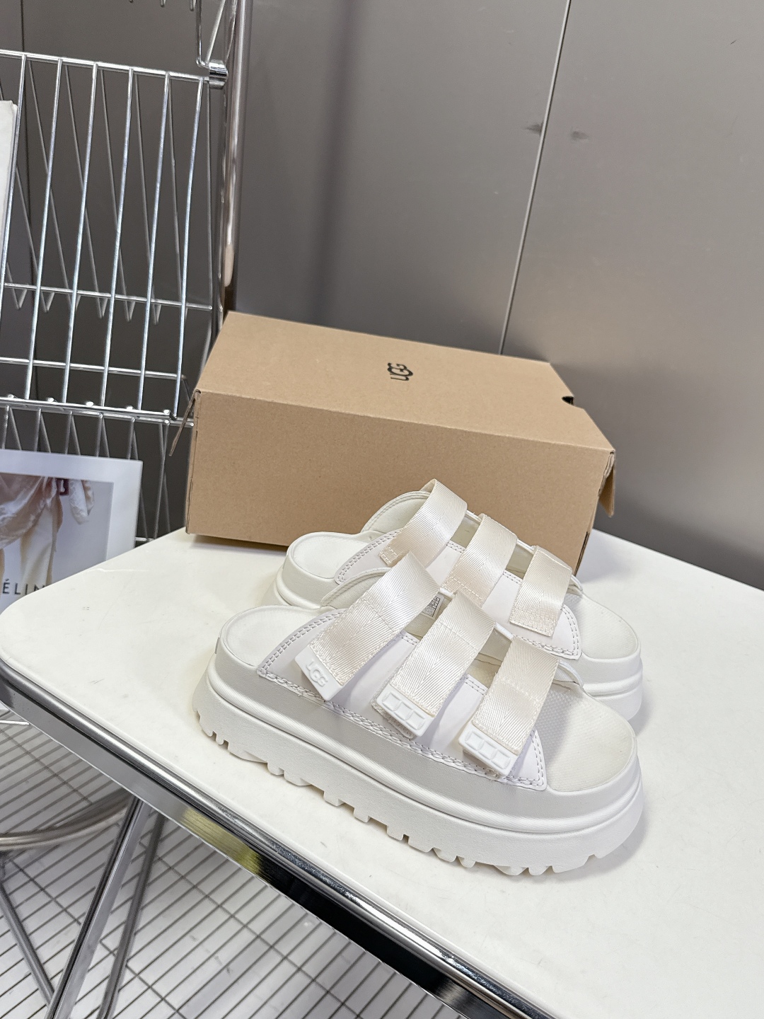  UGG春夏最新松糕厚底拖鞋
      一款不会撞衫的鞋子、简约的隔板设计鞋面 魔术贴带子 春夏必备款