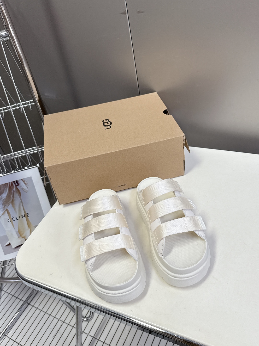  UGG春夏最新松糕厚底拖鞋
      一款不会撞衫的鞋子、简约的隔板设计鞋面 魔术贴带子 春夏必备款