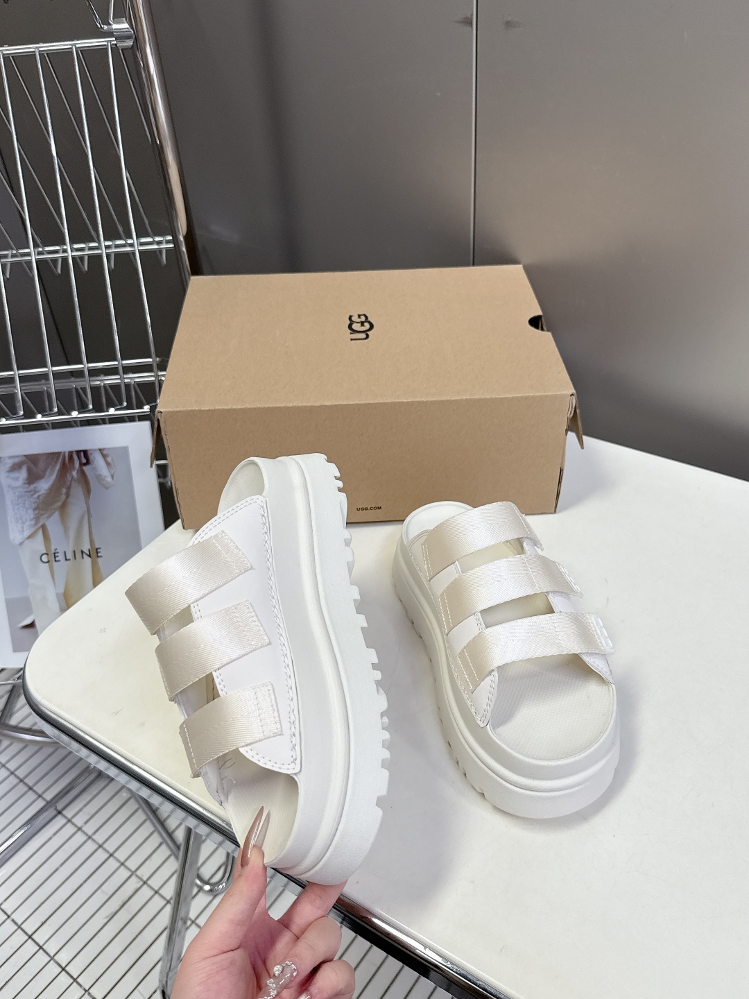  UGG春夏最新松糕厚底拖鞋
      一款不会撞衫的鞋子、简约的隔板设计鞋面 魔术贴带子 春夏必备款