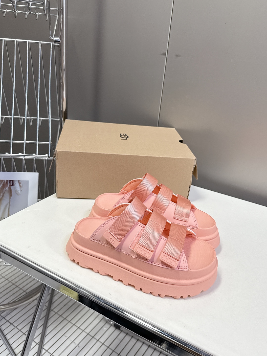 UGG春夏最新松糕厚底拖鞋
      一款不会撞衫的鞋子、简约的隔板设计鞋面 魔术贴带子 春夏必备款
