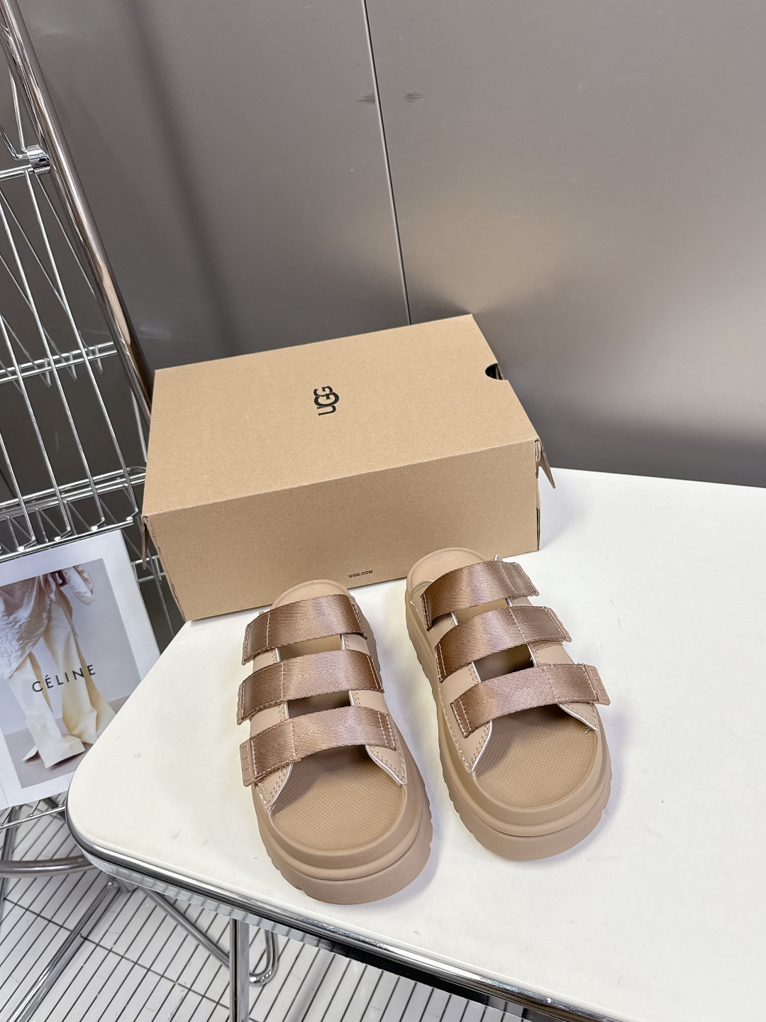  UGG春夏最新松糕厚底拖鞋
      一款不会撞衫的鞋子、简约的隔板设计鞋面 魔术贴带子 春夏必备款