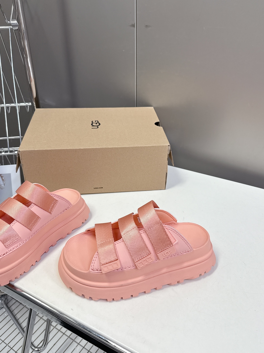  UGG春夏最新松糕厚底拖鞋
      一款不会撞衫的鞋子、简约的隔板设计鞋面 魔术贴带子 春夏必备款