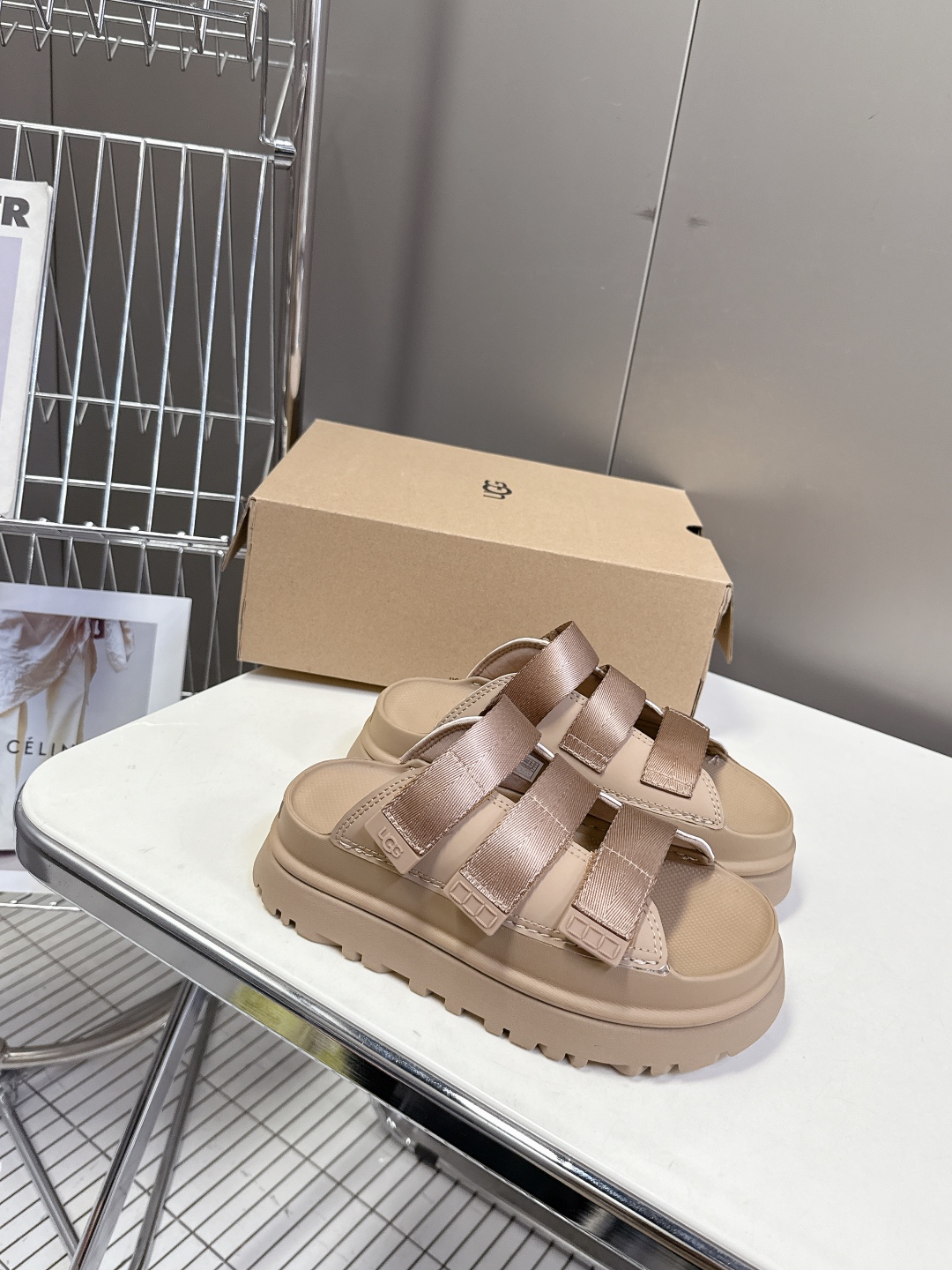  UGG春夏最新松糕厚底拖鞋
      一款不会撞衫的鞋子、简约的隔板设计鞋面 魔术贴带子 春夏必备款