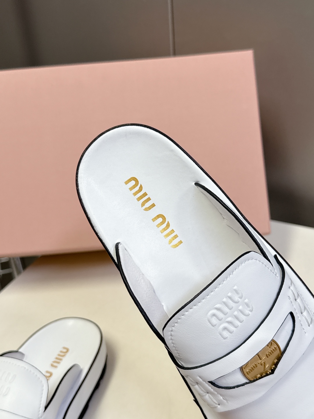  MiuMiu缪缪2025春夏最新款钱币拖鞋
    超多网红明星种草 夏天必备 miu家少女风穿搭 钱