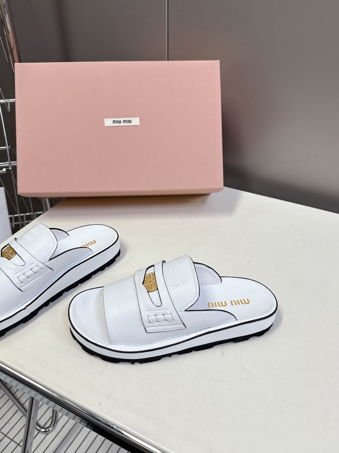  MiuMiu缪缪2025春夏最新款钱币拖鞋
    超多网红明星种草 夏天必备 miu家少女风穿搭 钱