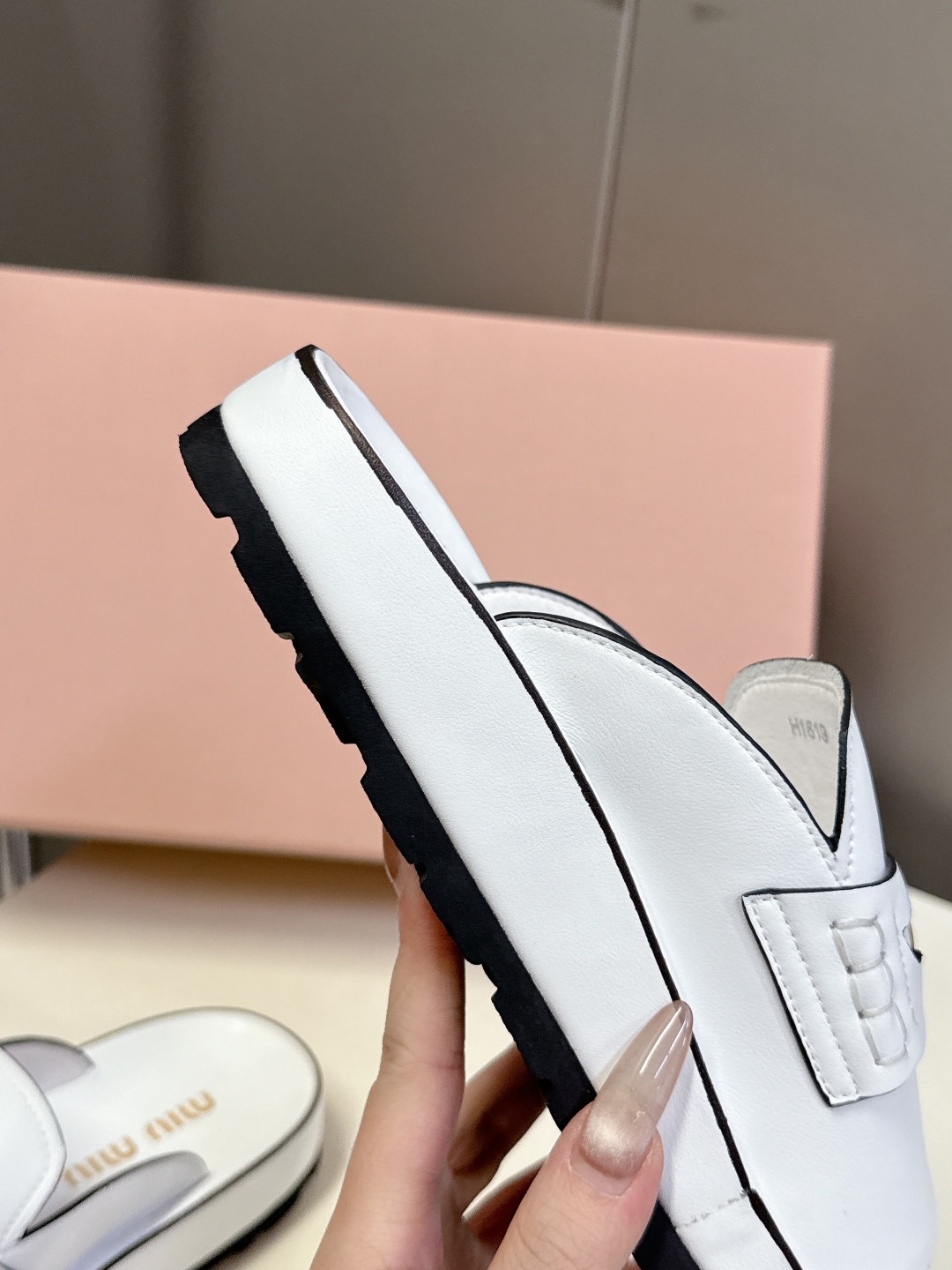  MiuMiu缪缪2025春夏最新款钱币拖鞋
    超多网红明星种草 夏天必备 miu家少女风穿搭 钱