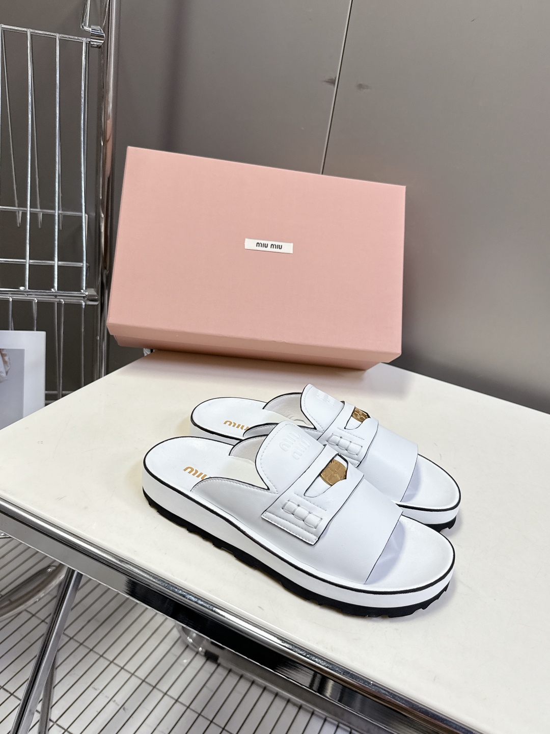  MiuMiu缪缪2025春夏最新款钱币拖鞋
    超多网红明星种草 夏天必备 miu家少女风穿搭 钱