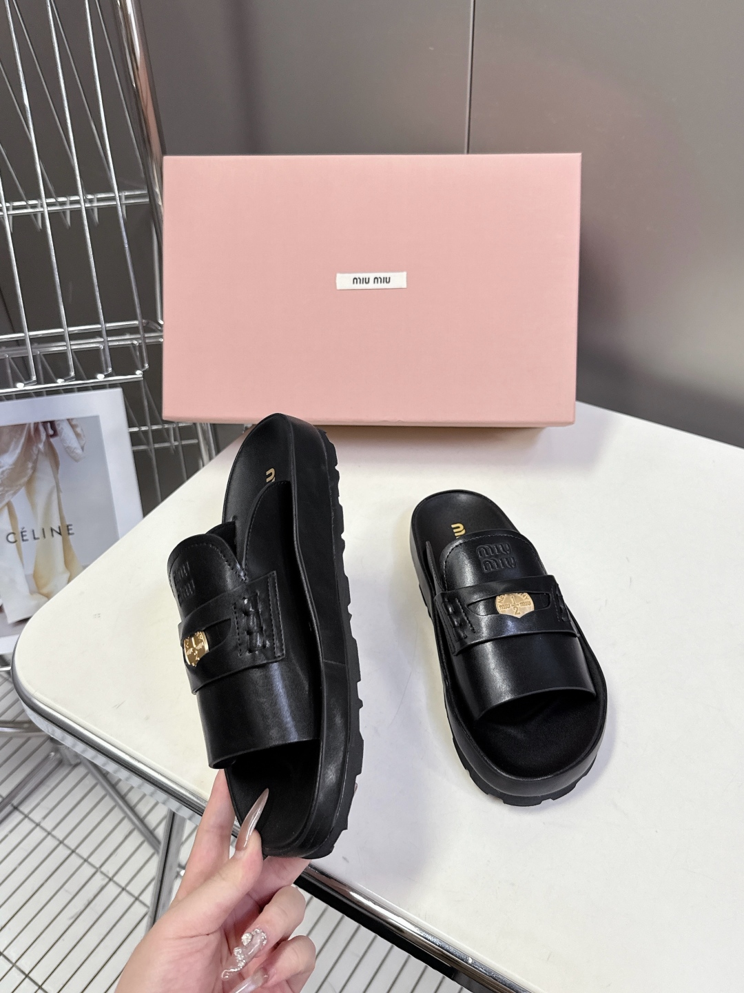  MiuMiu缪缪2025春夏最新款钱币拖鞋
    超多网红明星种草 夏天必备 miu家少女风穿搭 钱
