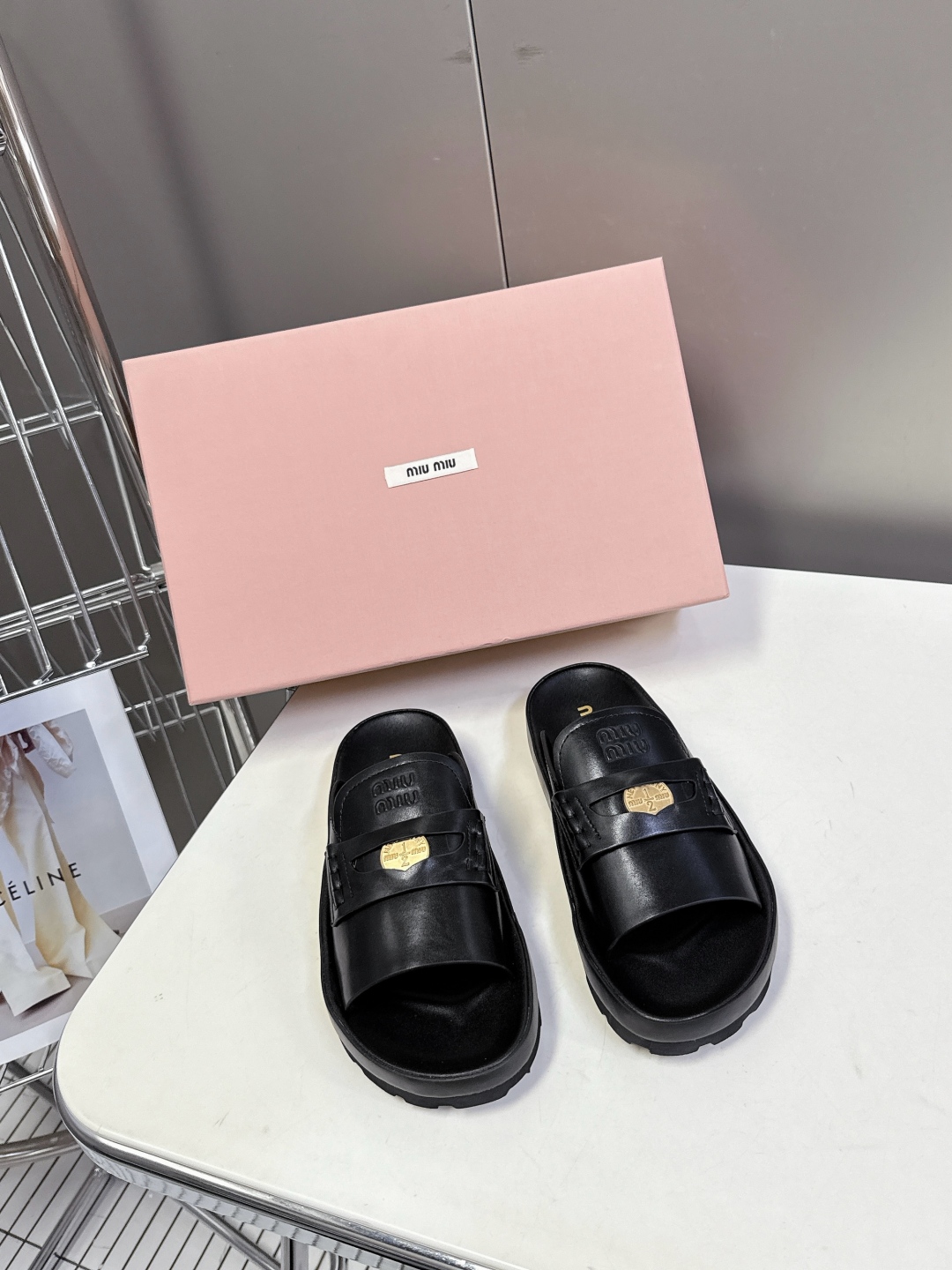  MiuMiu缪缪2025春夏最新款钱币拖鞋
    超多网红明星种草 夏天必备 miu家少女风穿搭 钱