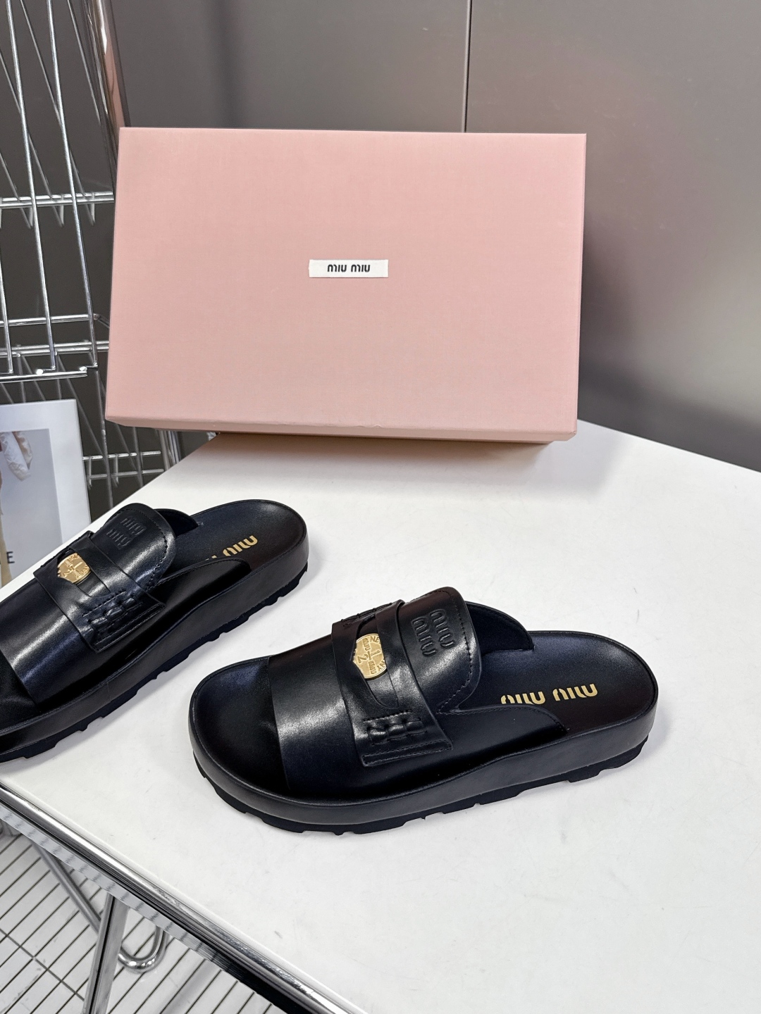  MiuMiu缪缪2025春夏最新款钱币拖鞋
    超多网红明星种草 夏天必备 miu家少女风穿搭 钱