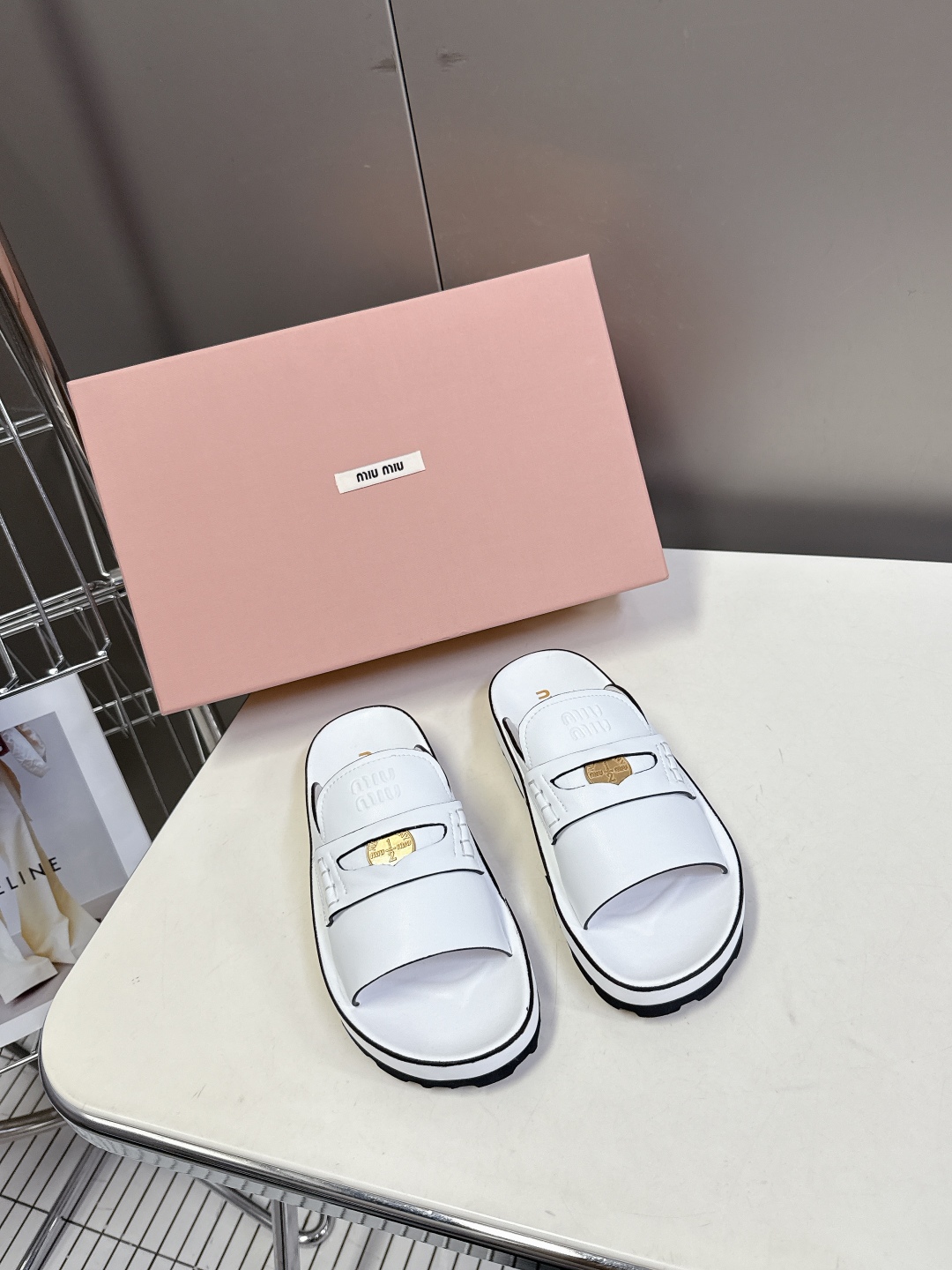  MiuMiu缪缪2025春夏最新款钱币拖鞋
    超多网红明星种草 夏天必备 miu家少女风穿搭 钱
