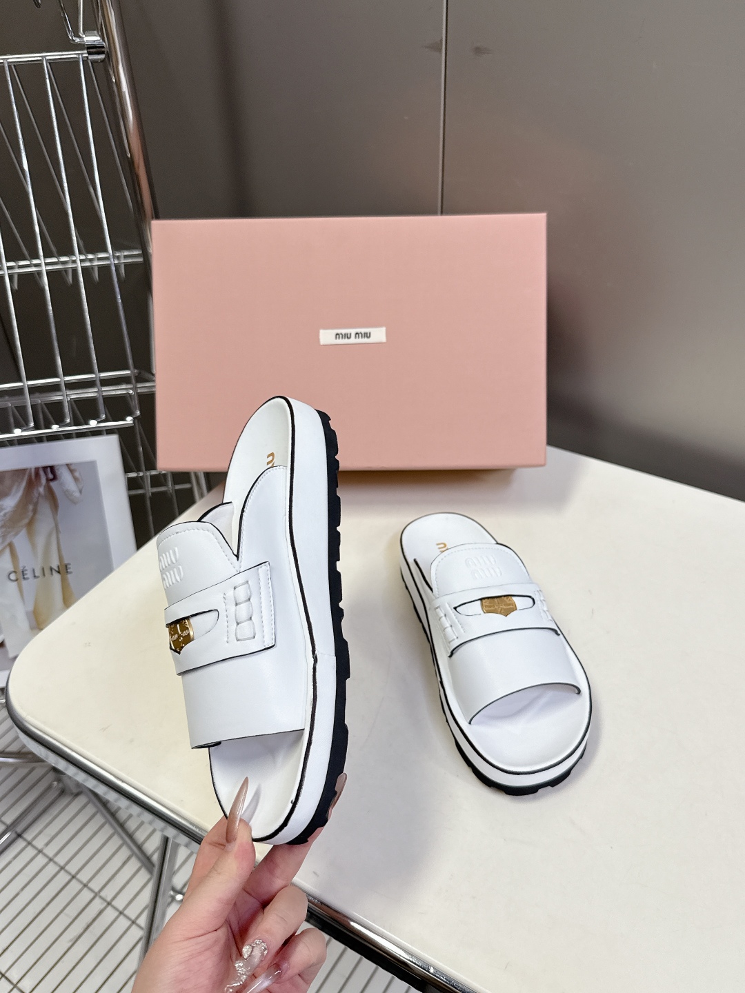  MiuMiu缪缪2025春夏最新款钱币拖鞋
    超多网红明星种草 夏天必备 miu家少女风穿搭 钱
