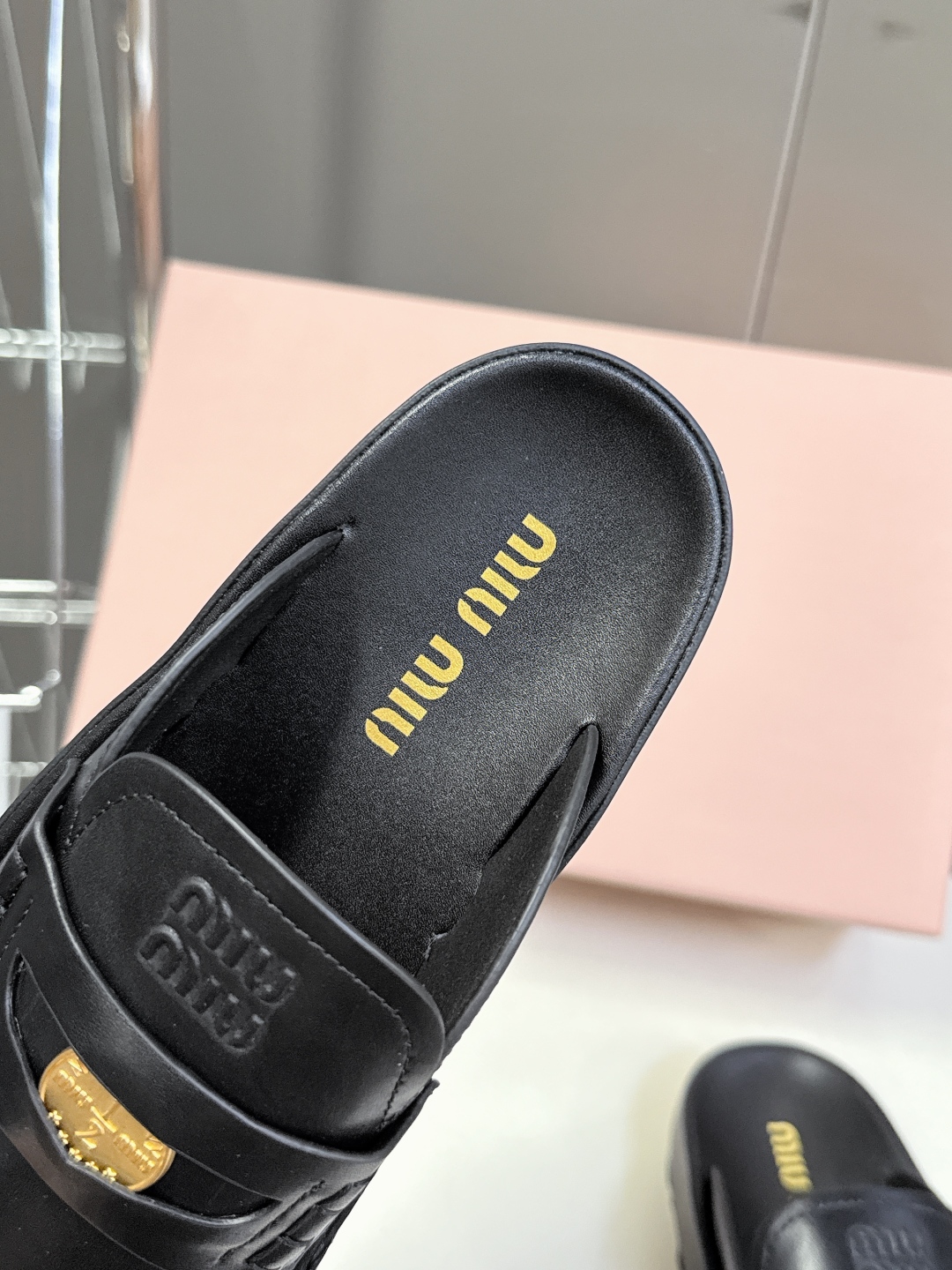  MiuMiu缪缪2025春夏最新款钱币拖鞋
    超多网红明星种草 夏天必备 miu家少女风穿搭 钱