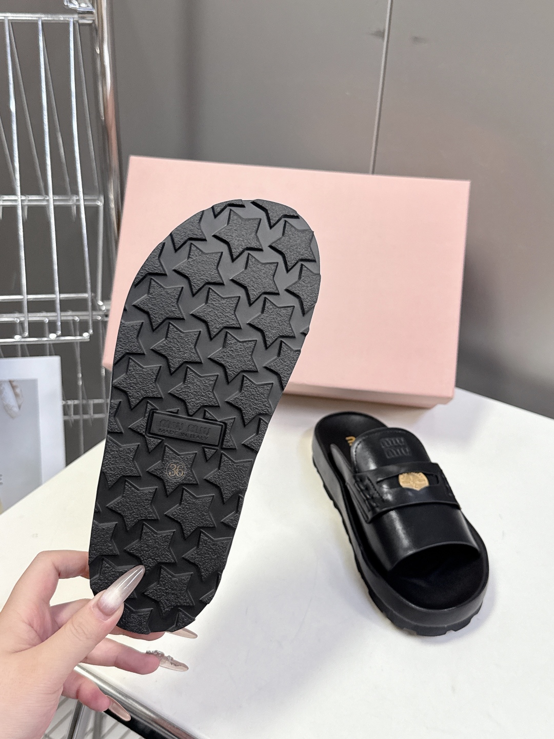  MiuMiu缪缪2025春夏最新款钱币拖鞋
    超多网红明星种草 夏天必备 miu家少女风穿搭 钱