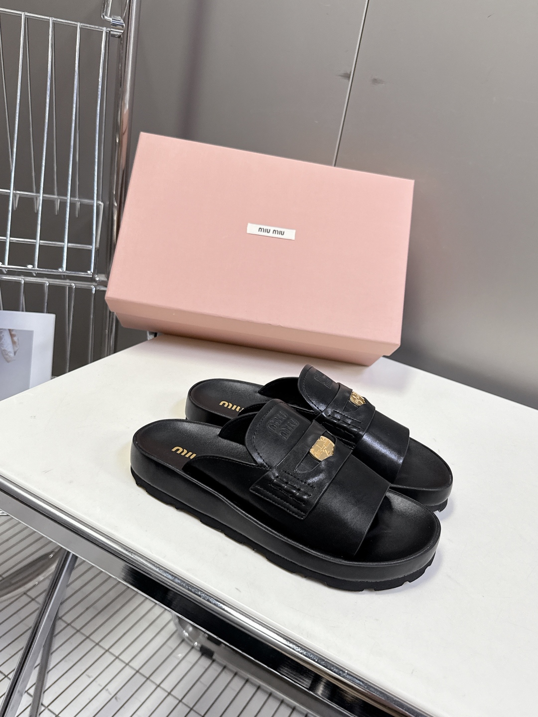  MiuMiu缪缪2025春夏最新款钱币拖鞋
    超多网红明星种草 夏天必备 miu家少女风穿搭 钱