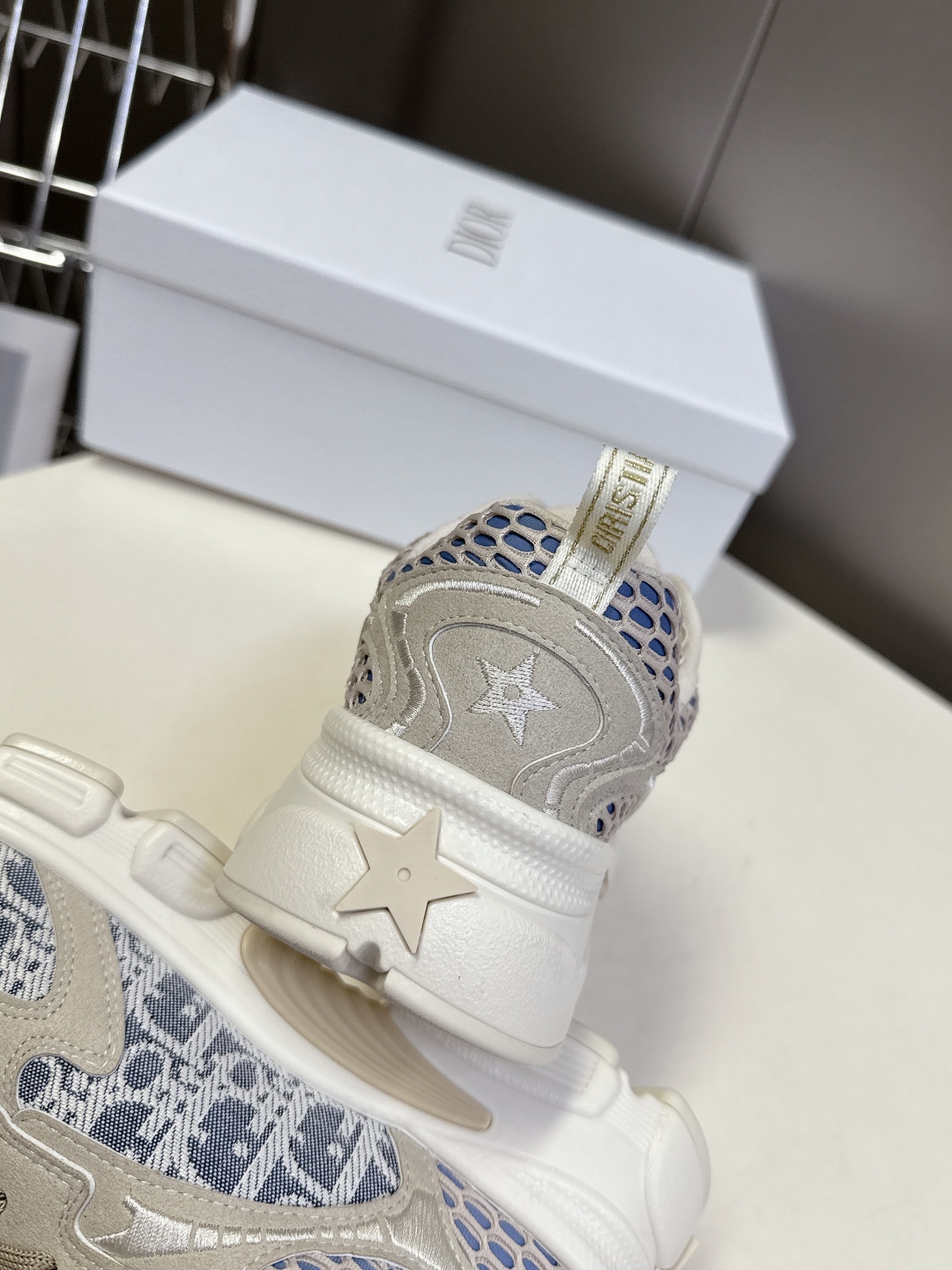  Dior迪奥Chrono系列运动鞋
太古汇RMB9200购入开发 这款Dior chrono运动鞋延续