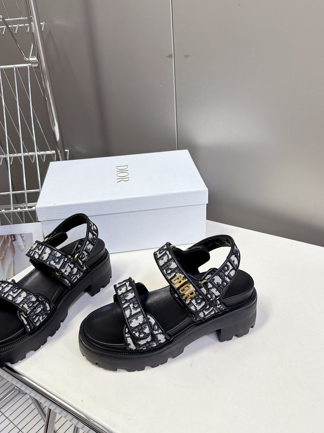  Dior迪奥春夏最新款魔术贴凉鞋、超多明星网红种草、经典的版型设计➕上迪奥LOGO五金点缀、超好看超百