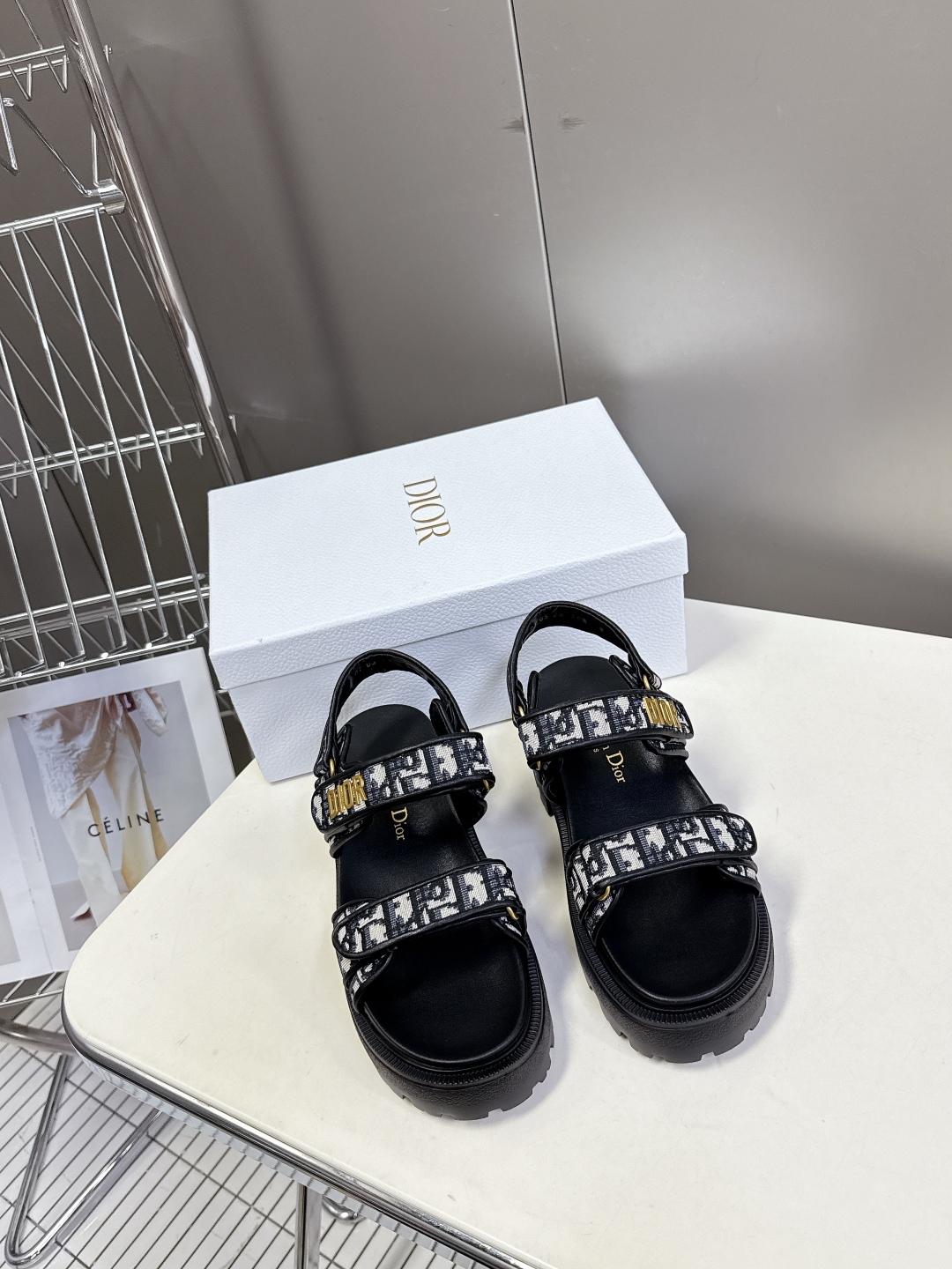  Dior迪奥春夏最新款魔术贴凉鞋、超多明星网红种草、经典的版型设计➕上迪奥LOGO五金点缀、超好看超百