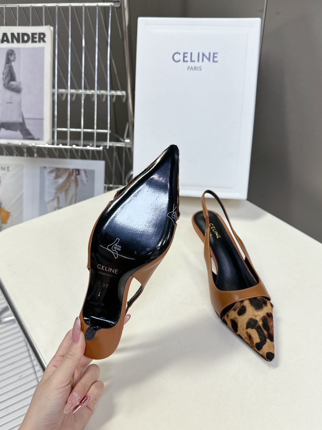  Celine思琳春夏凯旋门时装高跟鞋 柔美的露脚设计，

上脚真的超级显瘦超级美 C家特定的精致凯旋门
