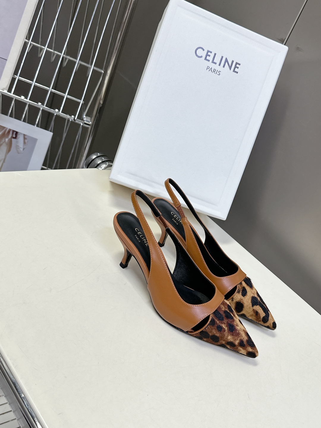  Celine思琳春夏凯旋门时装高跟鞋 柔美的露脚设计，

上脚真的超级显瘦超级美 C家特定的精致凯旋门