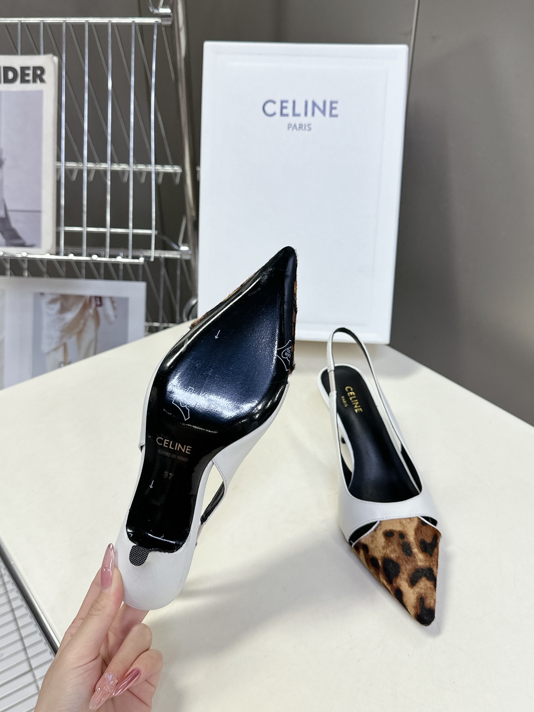  Celine思琳春夏凯旋门时装高跟鞋 柔美的露脚设计，

上脚真的超级显瘦超级美 C家特定的精致凯旋门