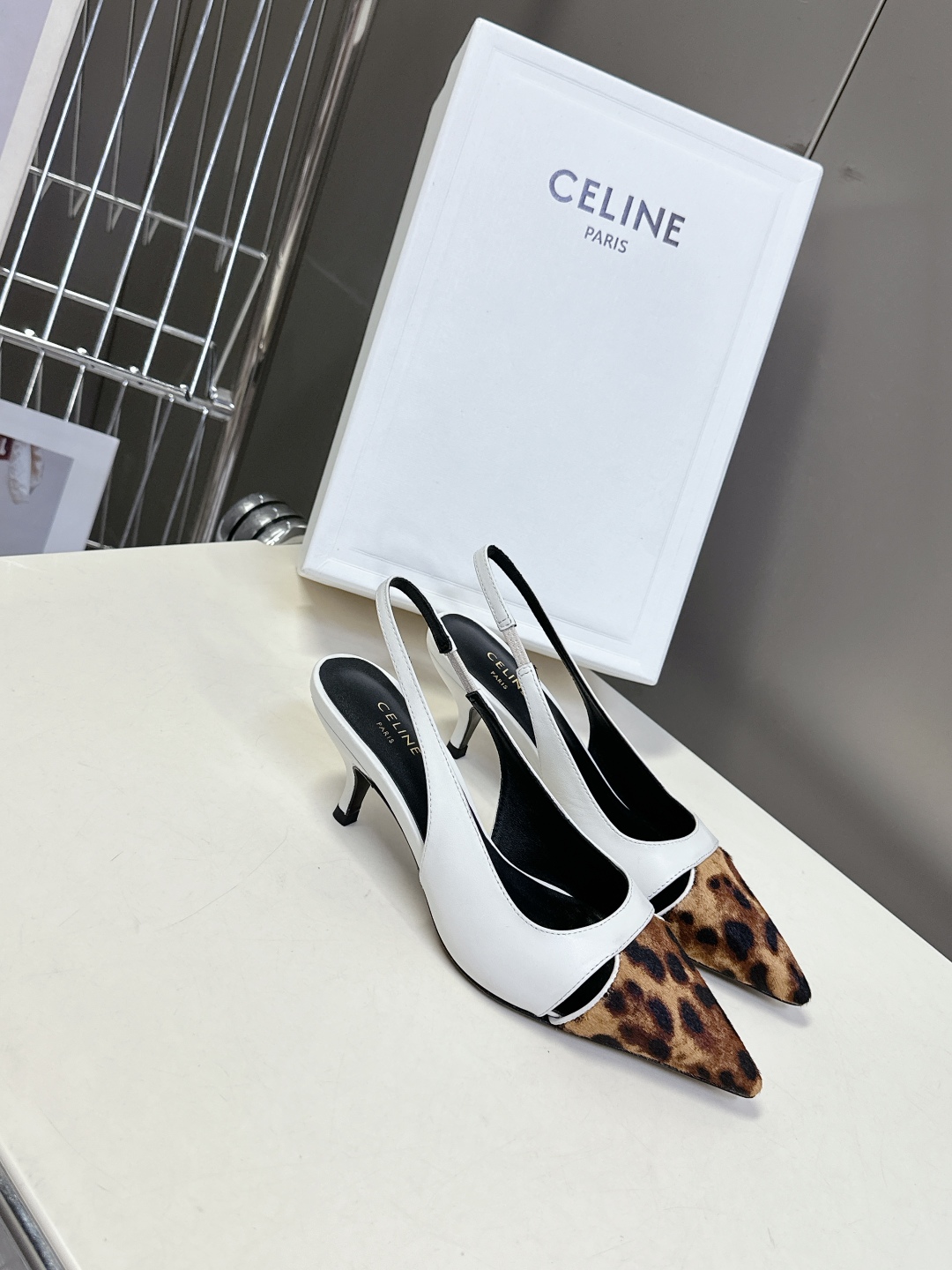  Celine思琳春夏凯旋门时装高跟鞋 柔美的露脚设计，

上脚真的超级显瘦超级美 C家特定的精致凯旋门