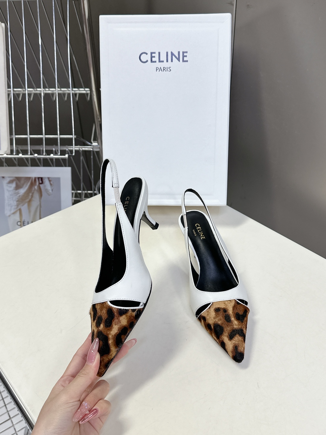  Celine思琳春夏凯旋门时装高跟鞋 柔美的露脚设计，

上脚真的超级显瘦超级美 C家特定的精致凯旋门