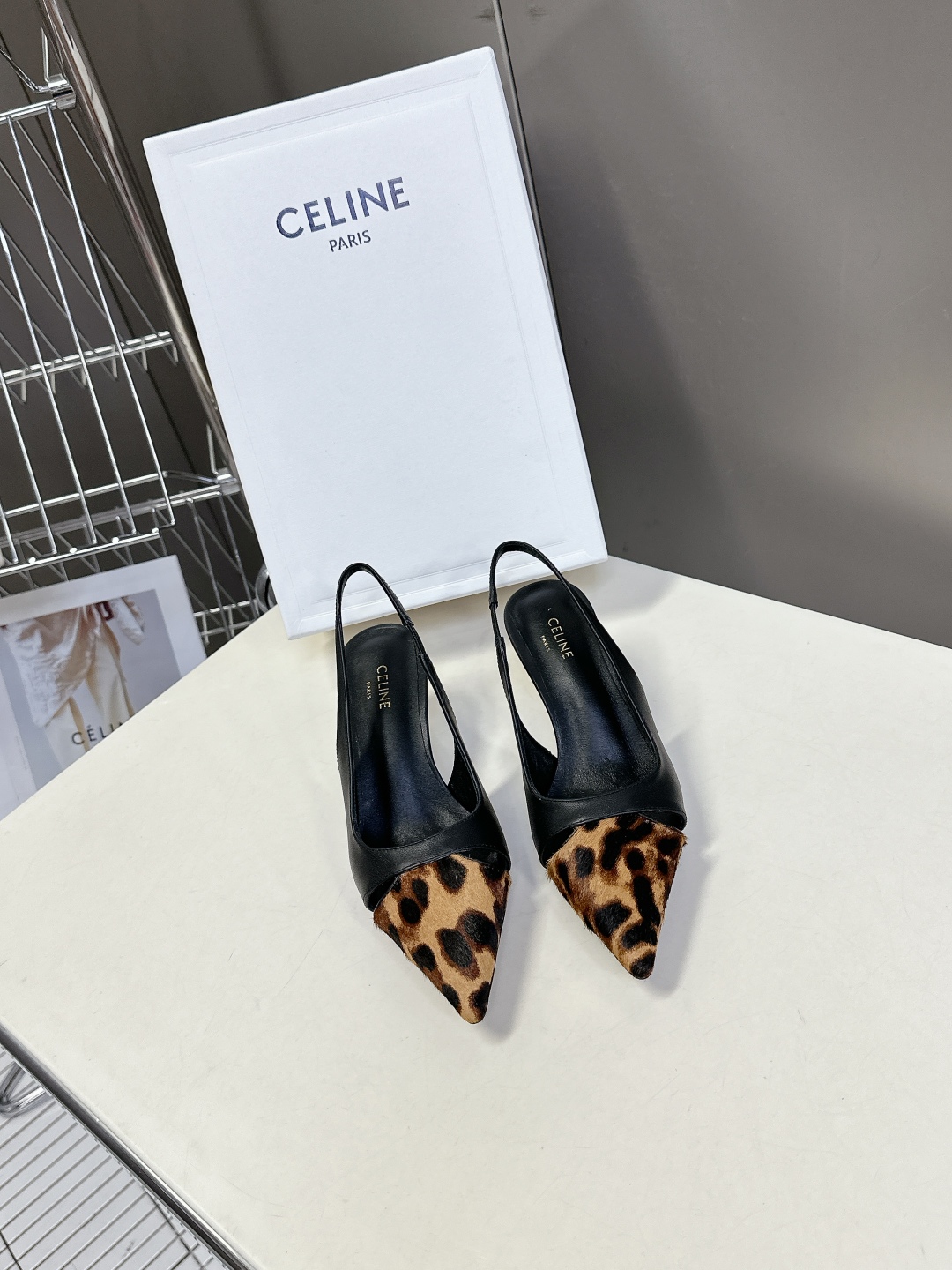  Celine思琳春夏凯旋门时装高跟鞋 柔美的露脚设计，

上脚真的超级显瘦超级美 C家特定的精致凯旋门