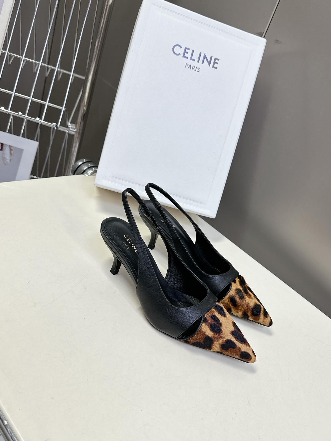  Celine思琳春夏凯旋门时装高跟鞋 柔美的露脚设计，

上脚真的超级显瘦超级美 C家特定的精致凯旋门