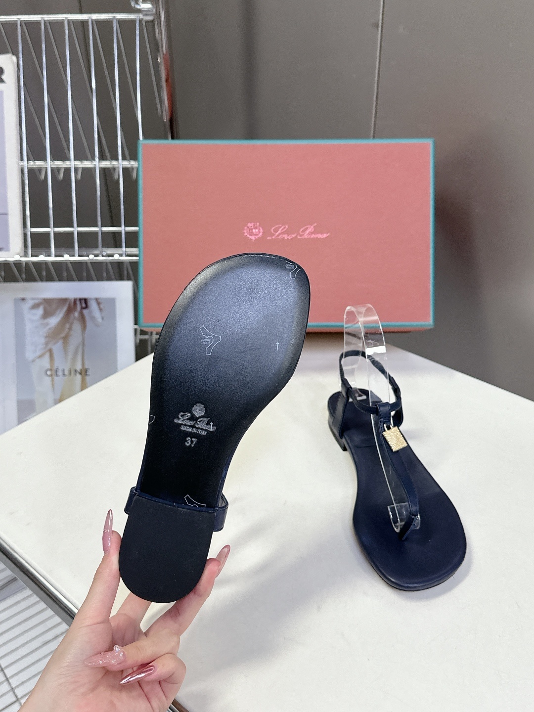 Loro Piana经典爆款出品lp顶级版本 英伦夹脚拖鞋凉鞋
原来这就是传说走两万步都不会累脚的夹脚